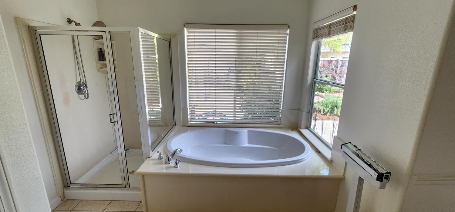 6654 E LIBERTY Ave E, Fresno, CA 93727