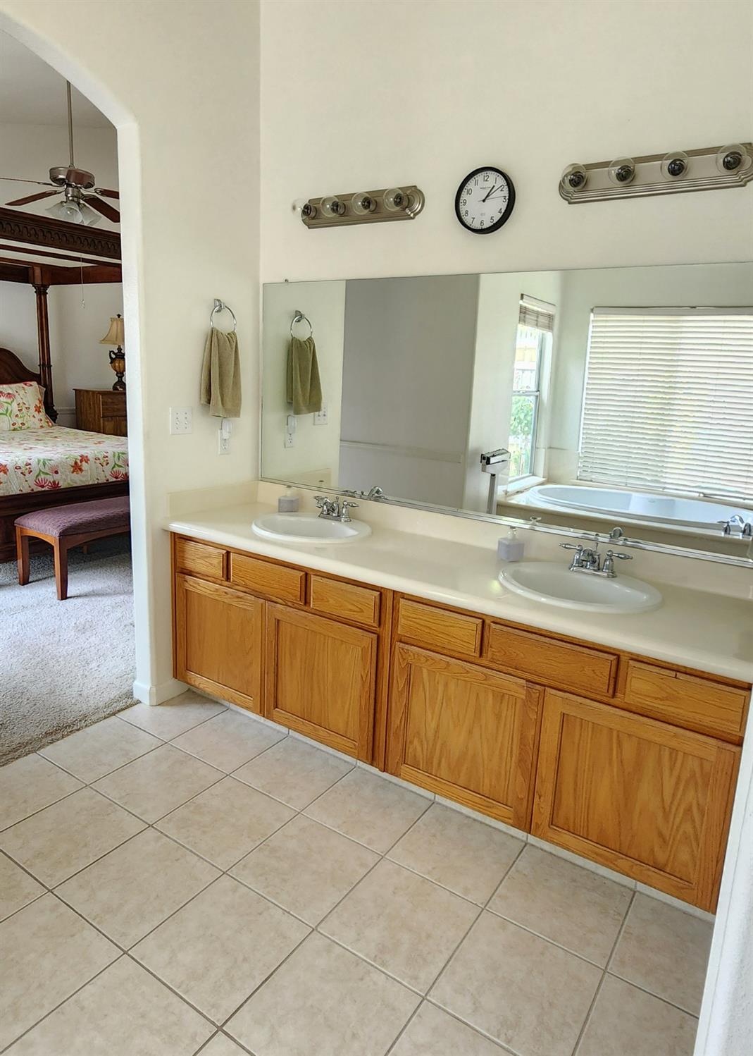 6654 E LIBERTY Ave E, Fresno, CA 93727