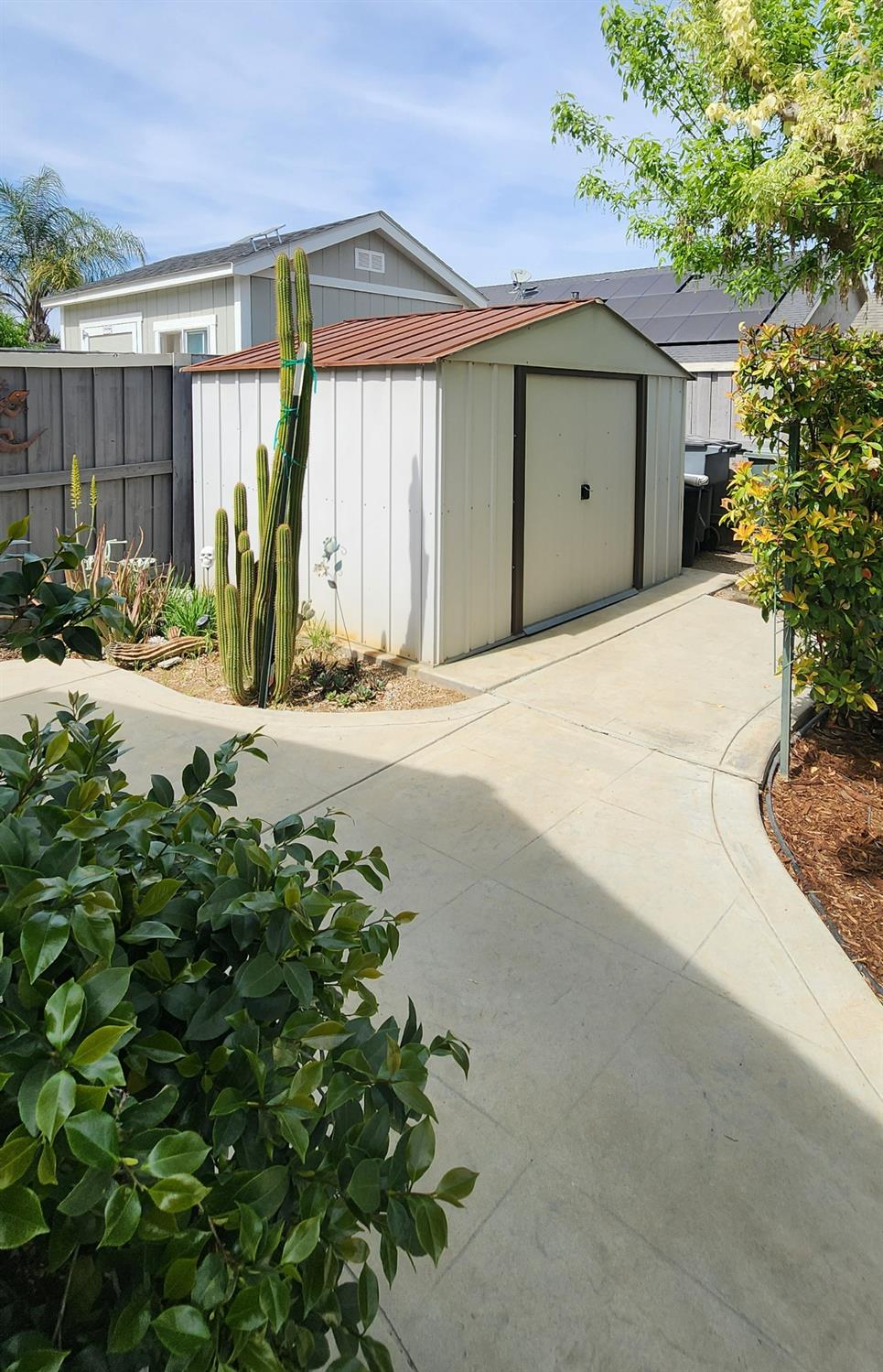 6654 E LIBERTY Ave E, Fresno, CA 93727