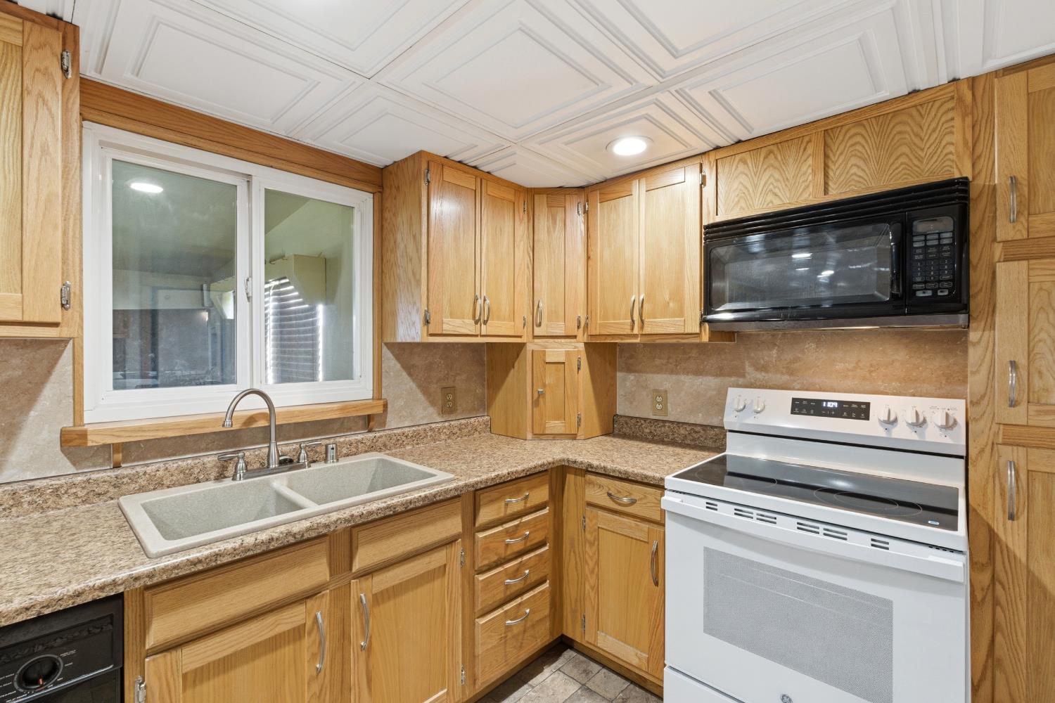 5582 E Swift Ave, Fresno, CA 93727