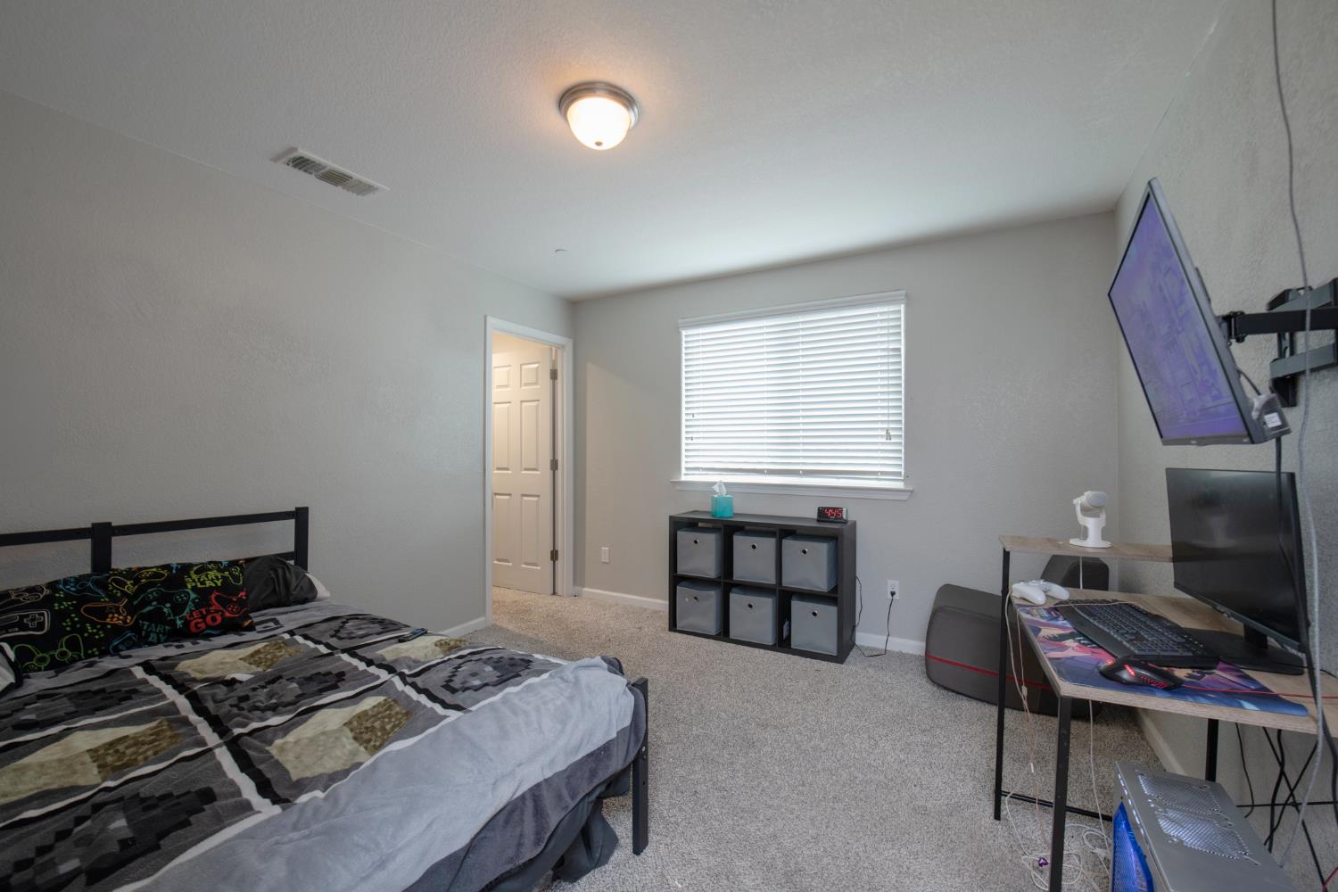 7407 E Vassar Ave, Fresno, CA 93737