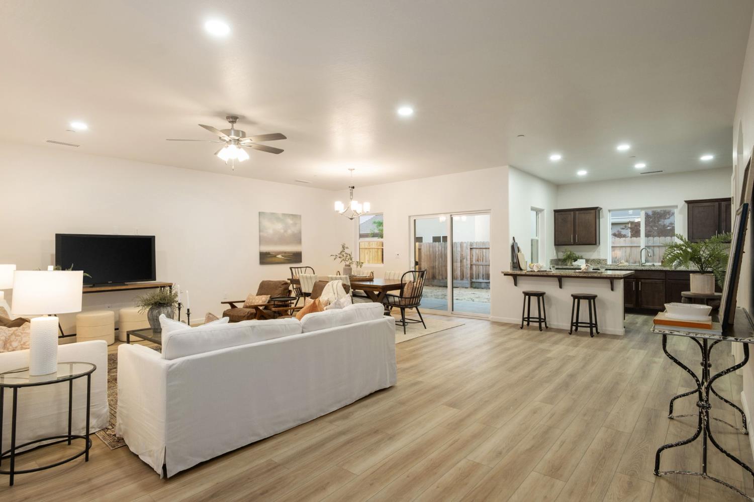 1476 Crimson Way, Dinuba, CA 93618