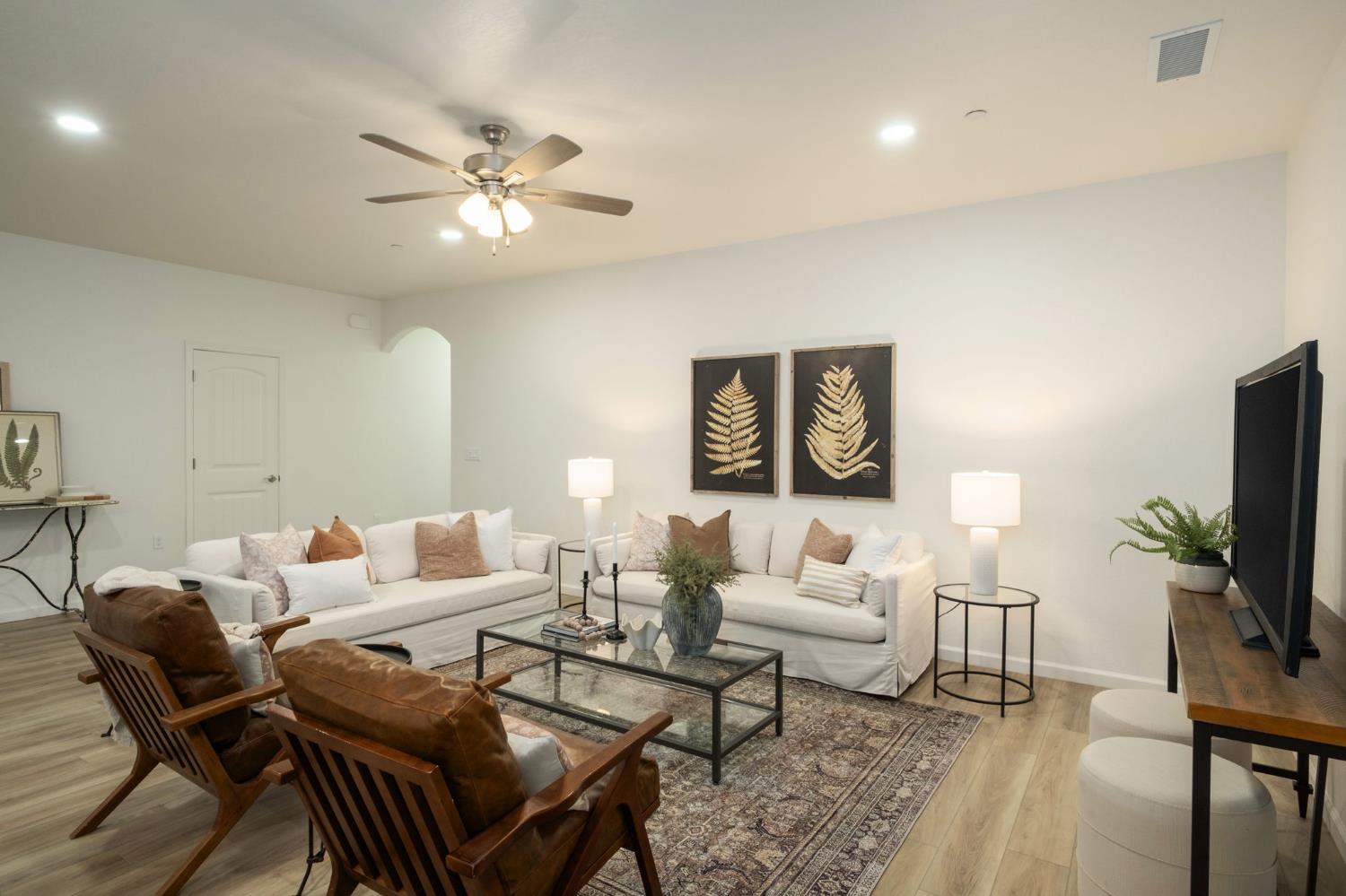 1476 Crimson Way, Dinuba, CA 93618