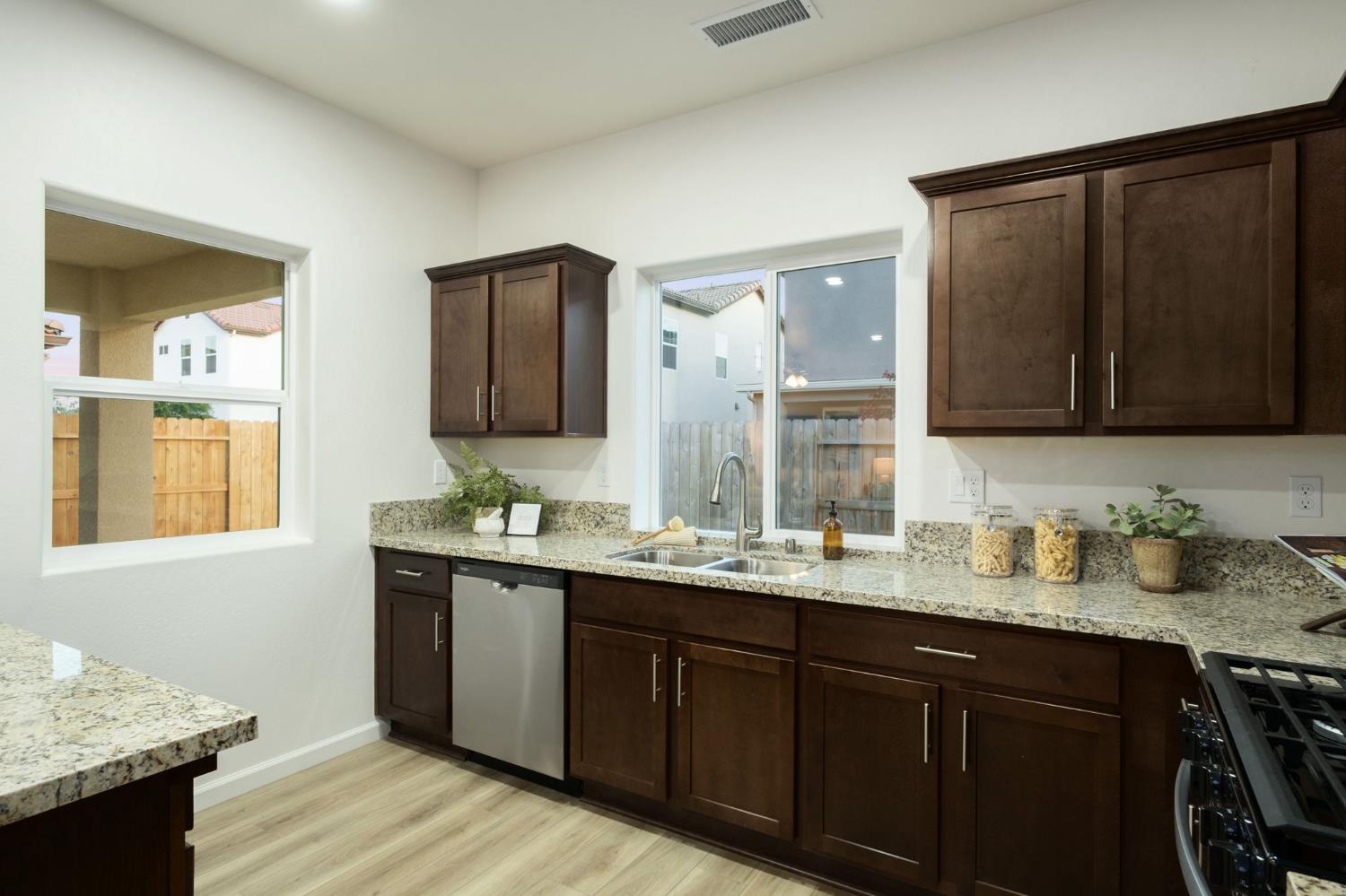 1476 Crimson Way, Dinuba, CA 93618