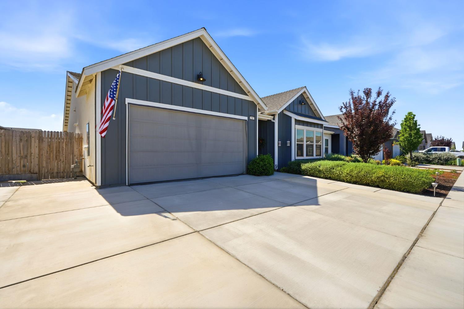 2587 W Heather Ln, Hanford, CA 93230