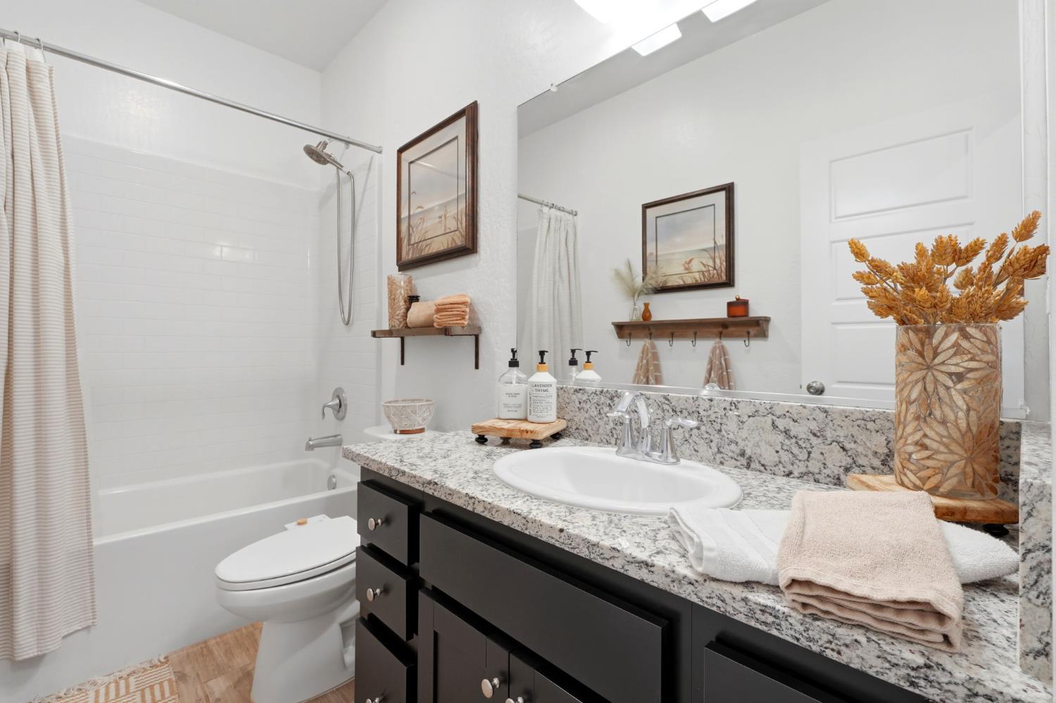 2587 W Heather Ln, Hanford, CA 93230