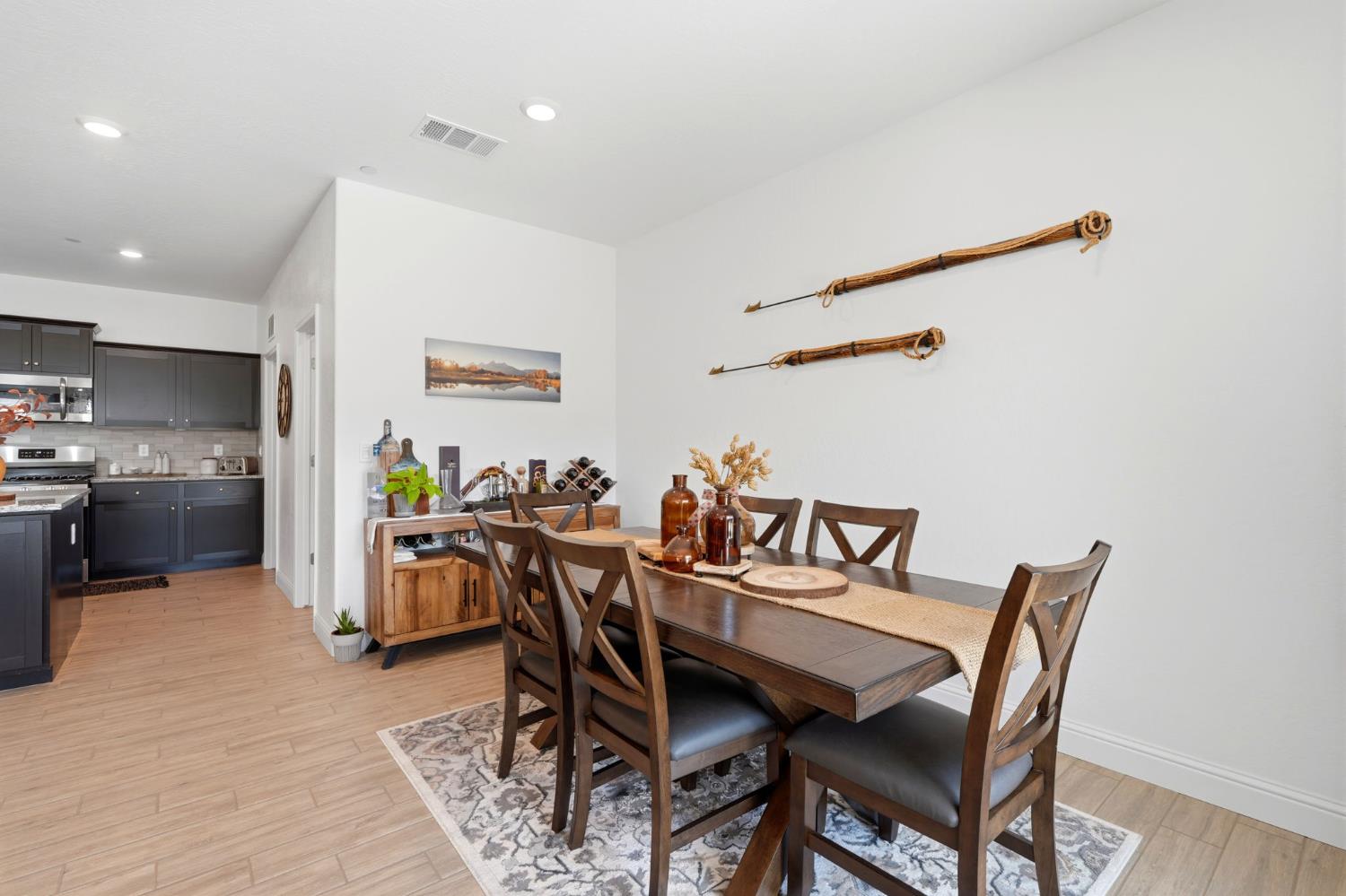 2587 W Heather Ln, Hanford, CA 93230