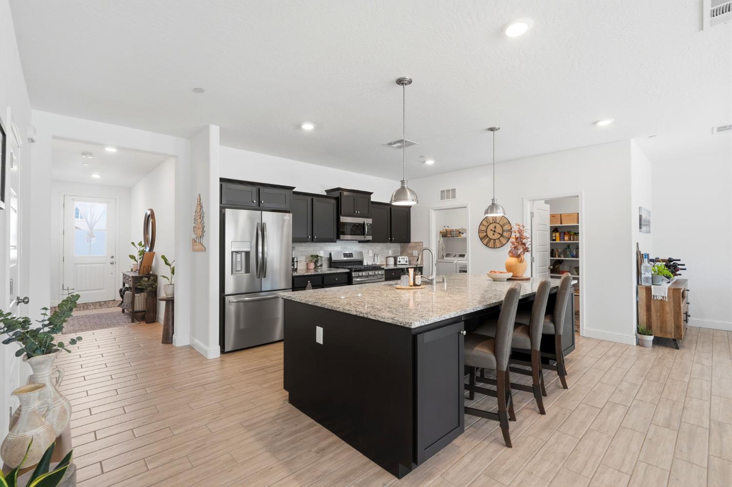 2587 W Heather Ln, Hanford, CA 93230