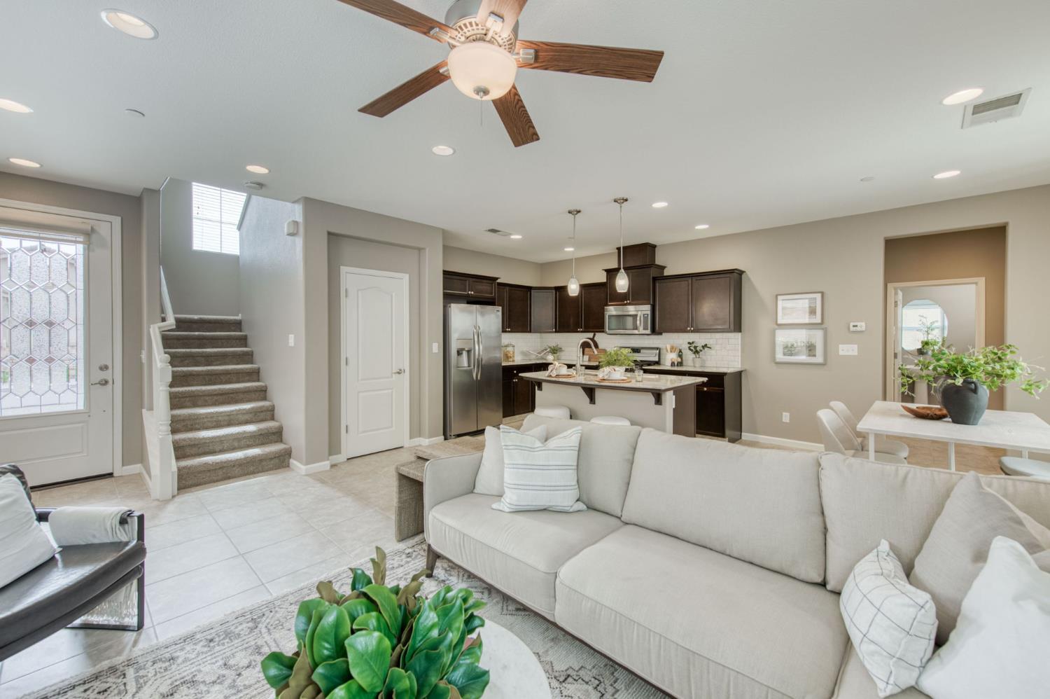 3037 Roche Ln, Clovis, CA 93619