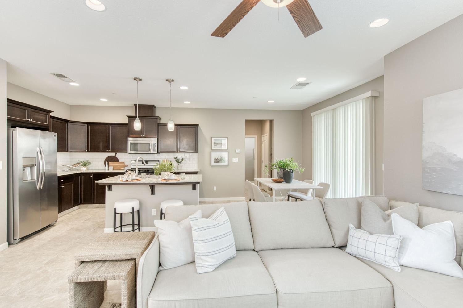 3037 Roche Ln, Clovis, CA 93619