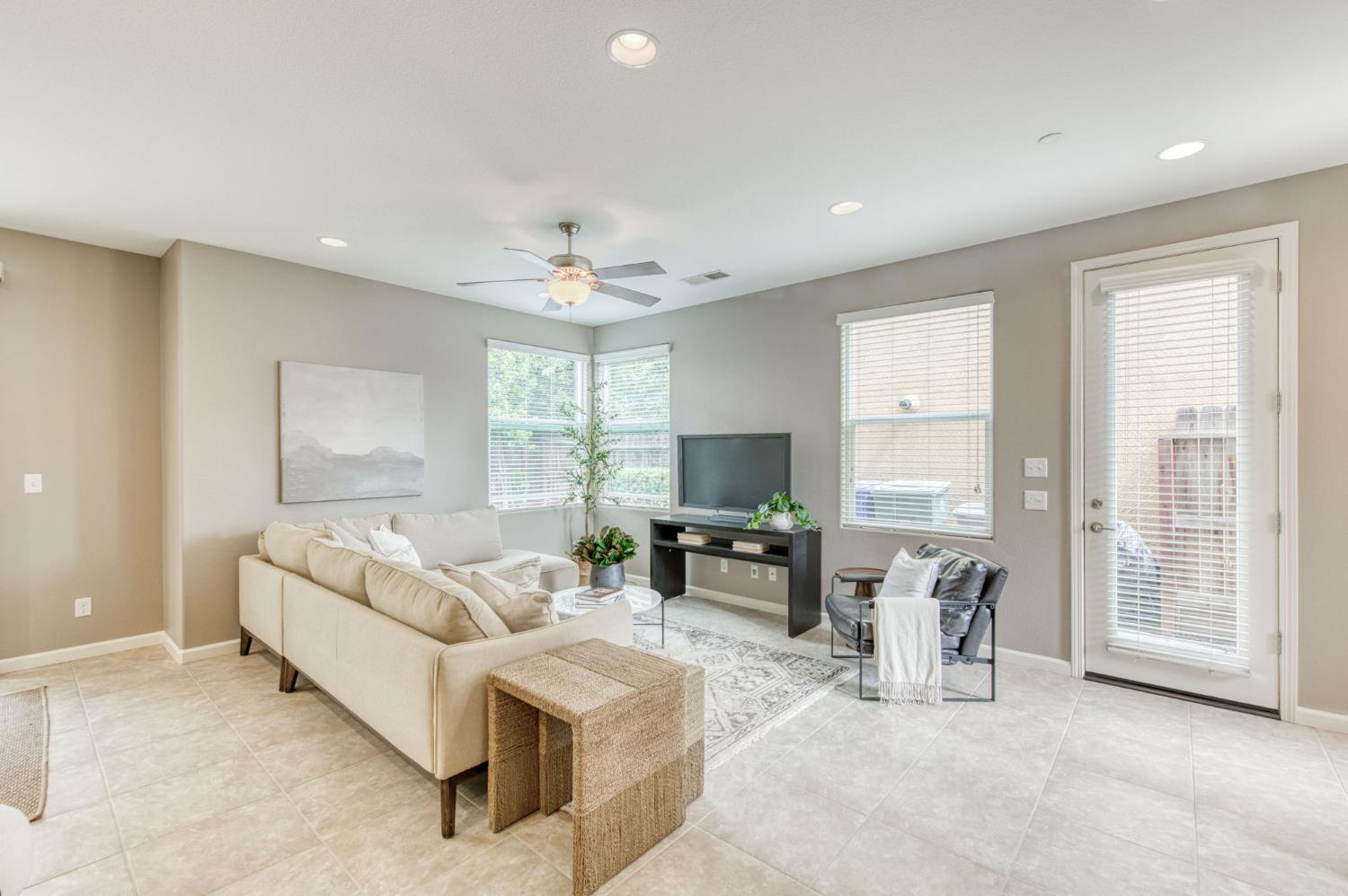 3037 Roche Ln, Clovis, CA 93619