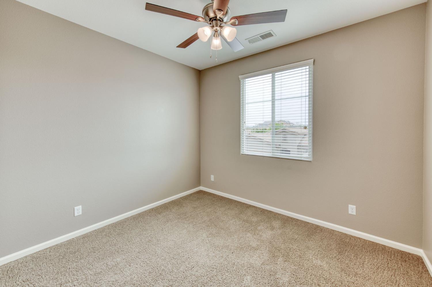 3037 Roche Ln, Clovis, CA 93619