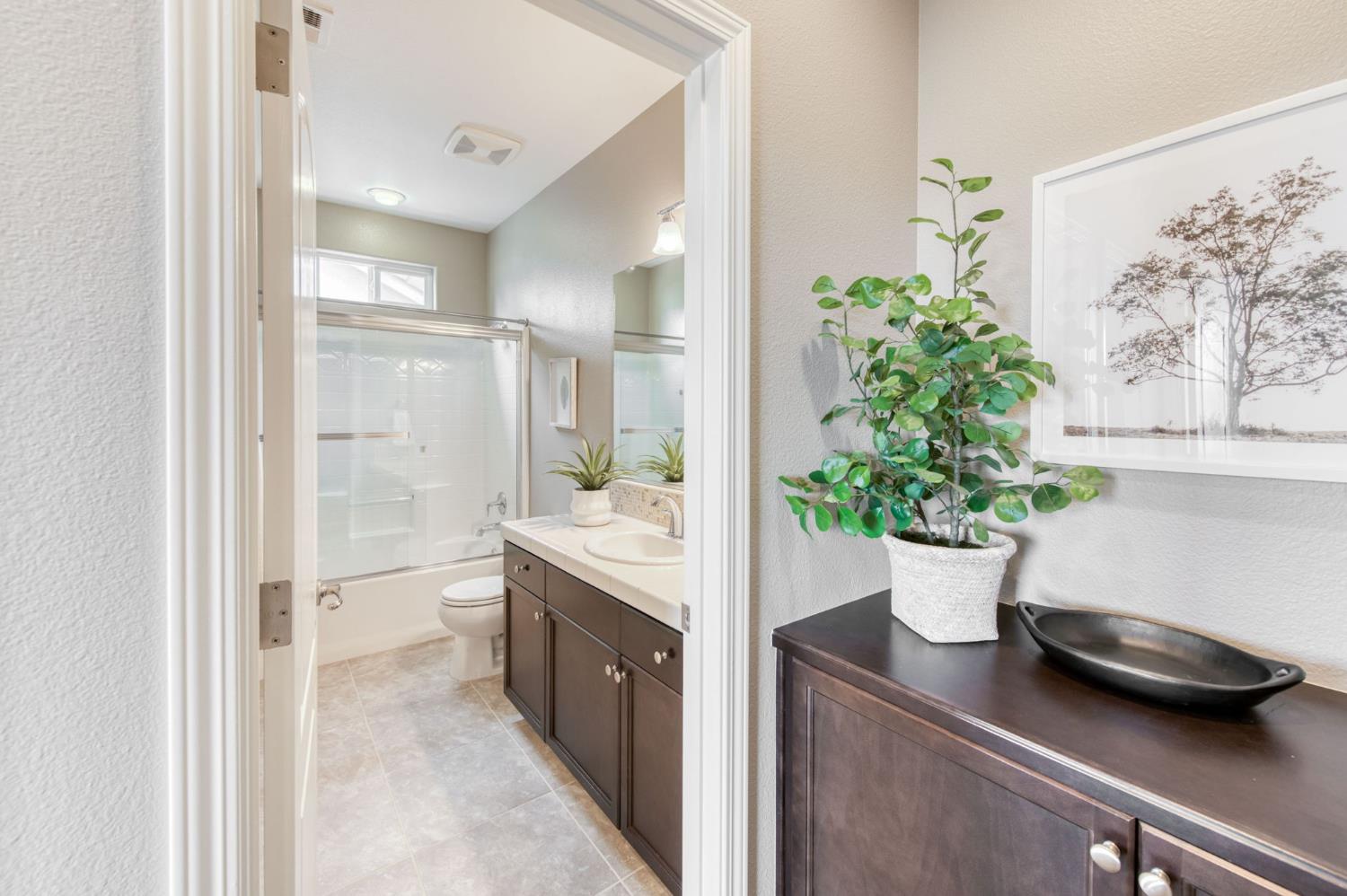 3037 Roche Ln, Clovis, CA 93619