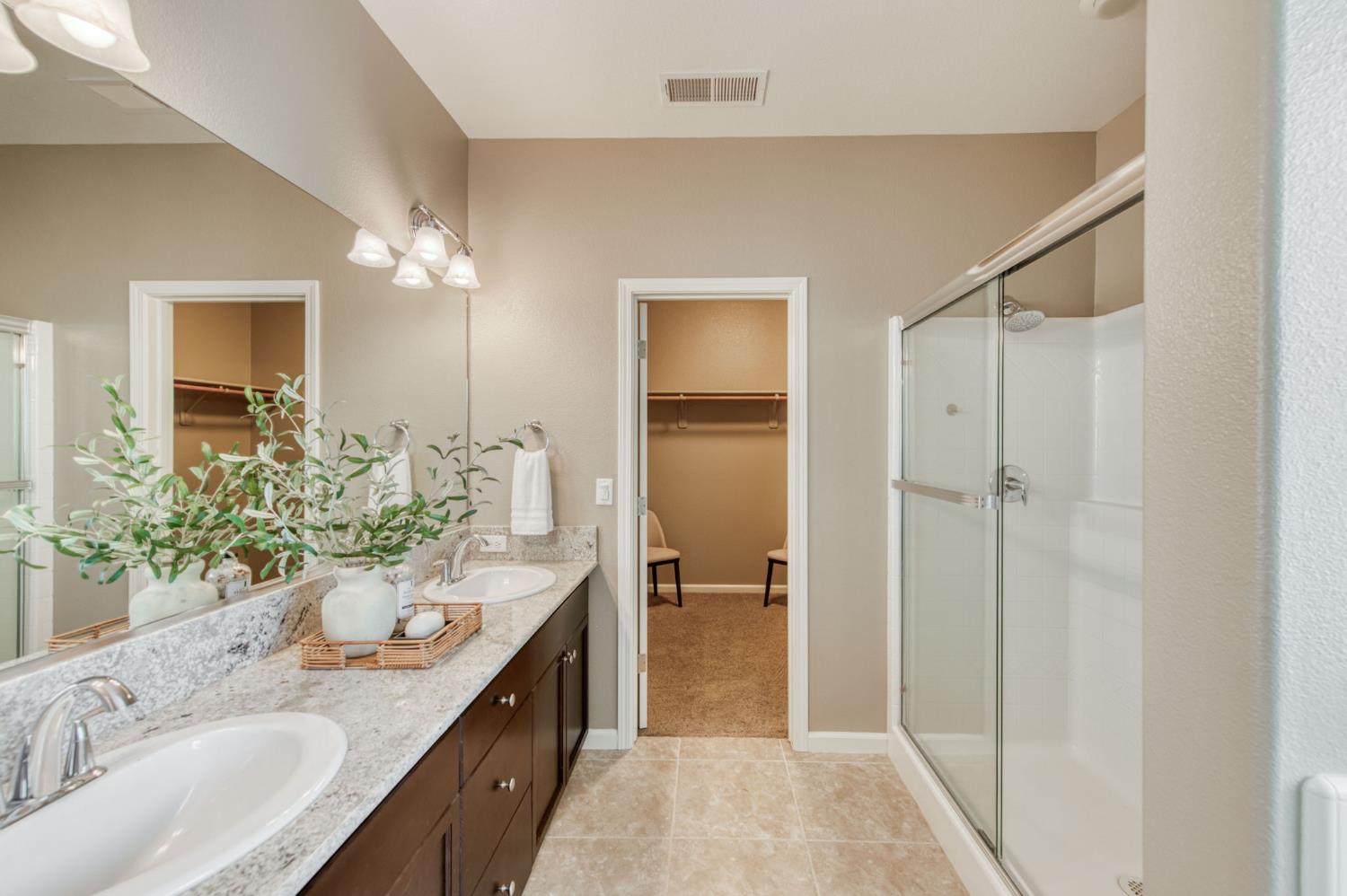 3037 Roche Ln, Clovis, CA 93619