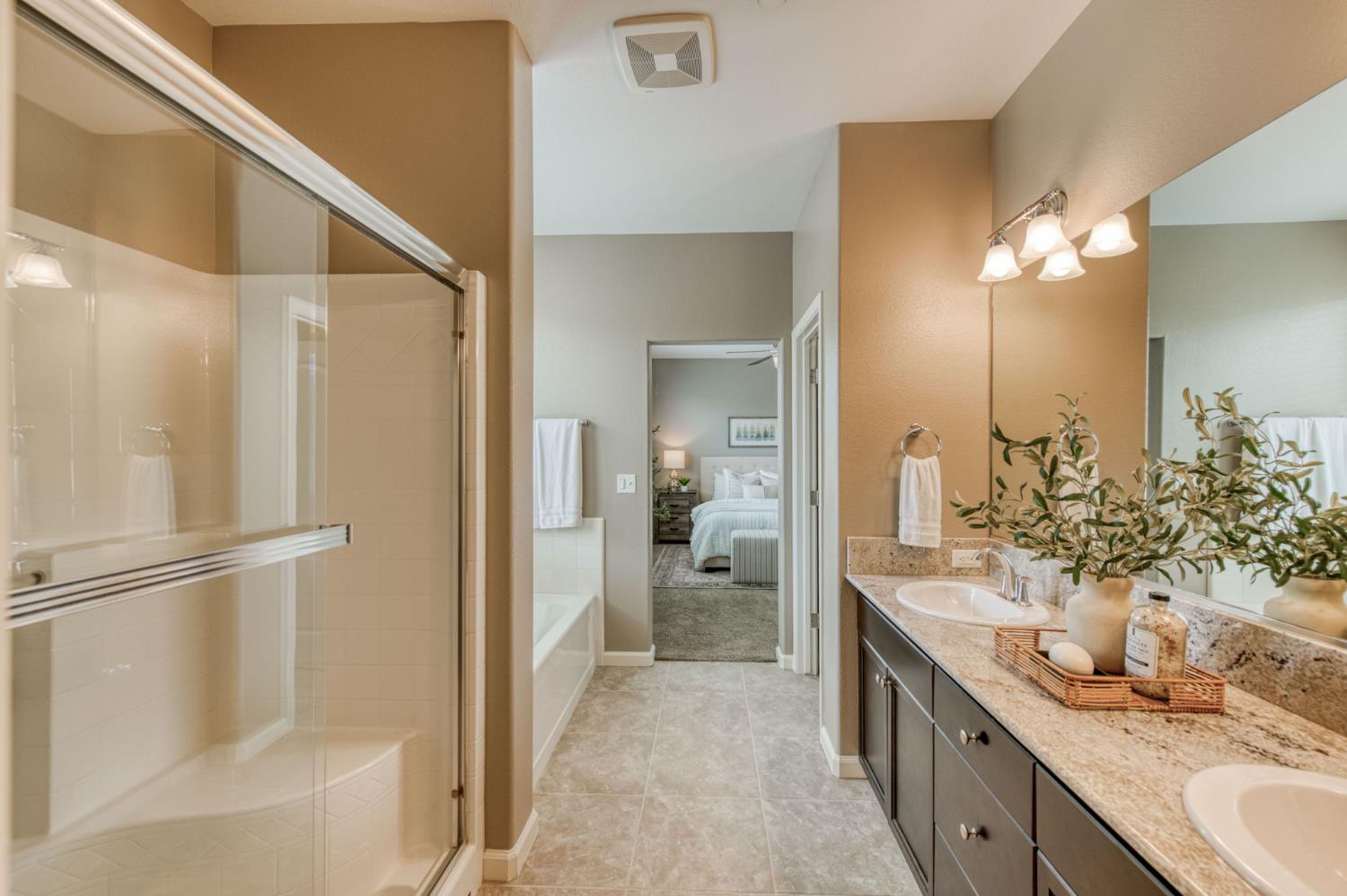 3037 Roche Ln, Clovis, CA 93619