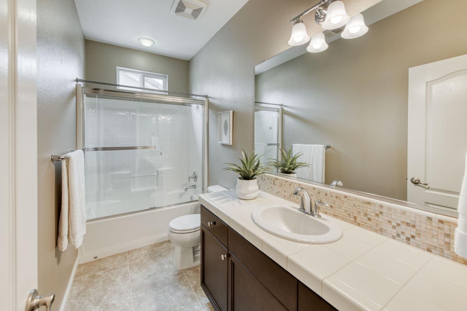 3037 Roche Ln, Clovis, CA 93619