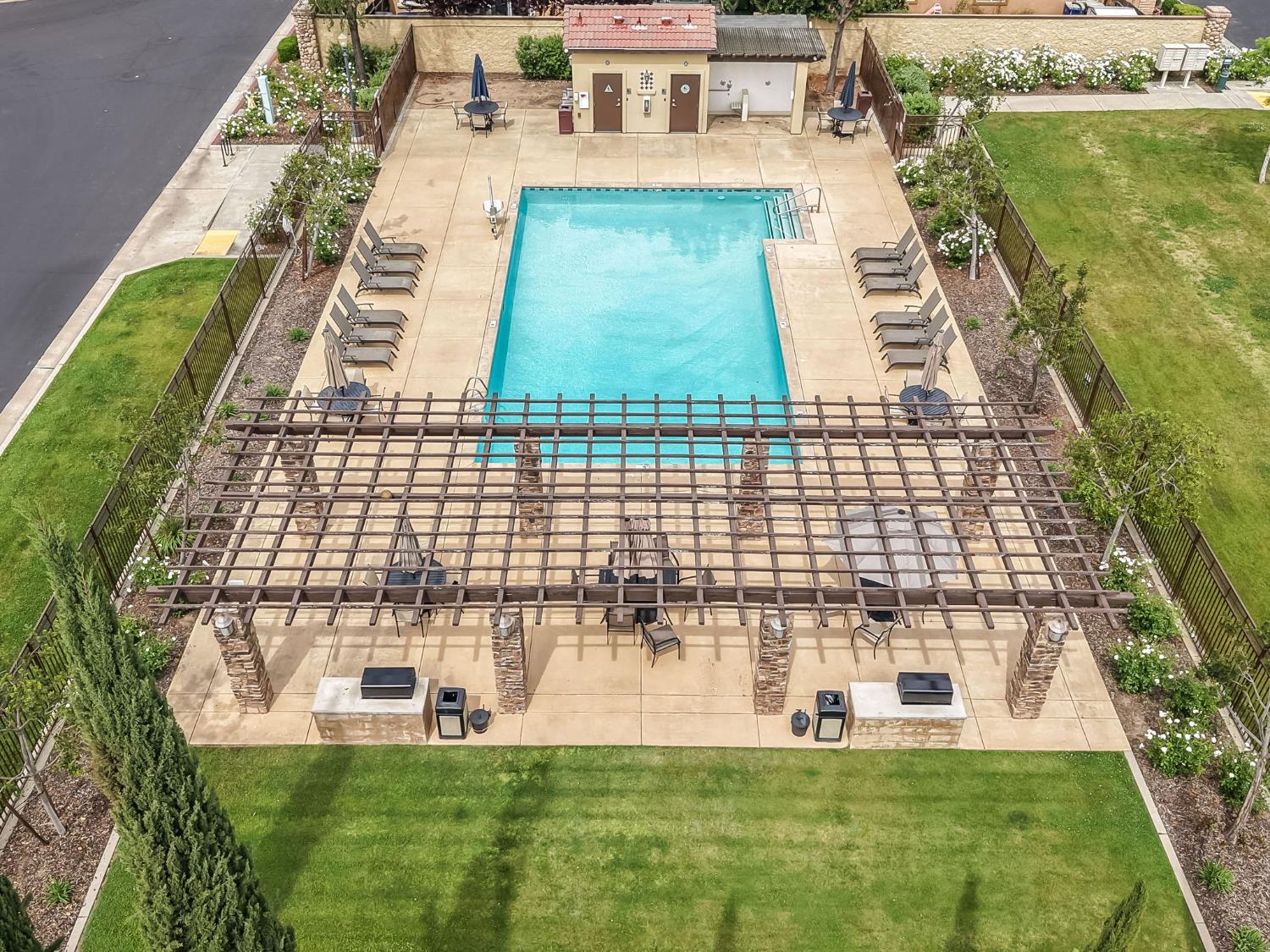 3037 Roche Ln, Clovis, CA 93619