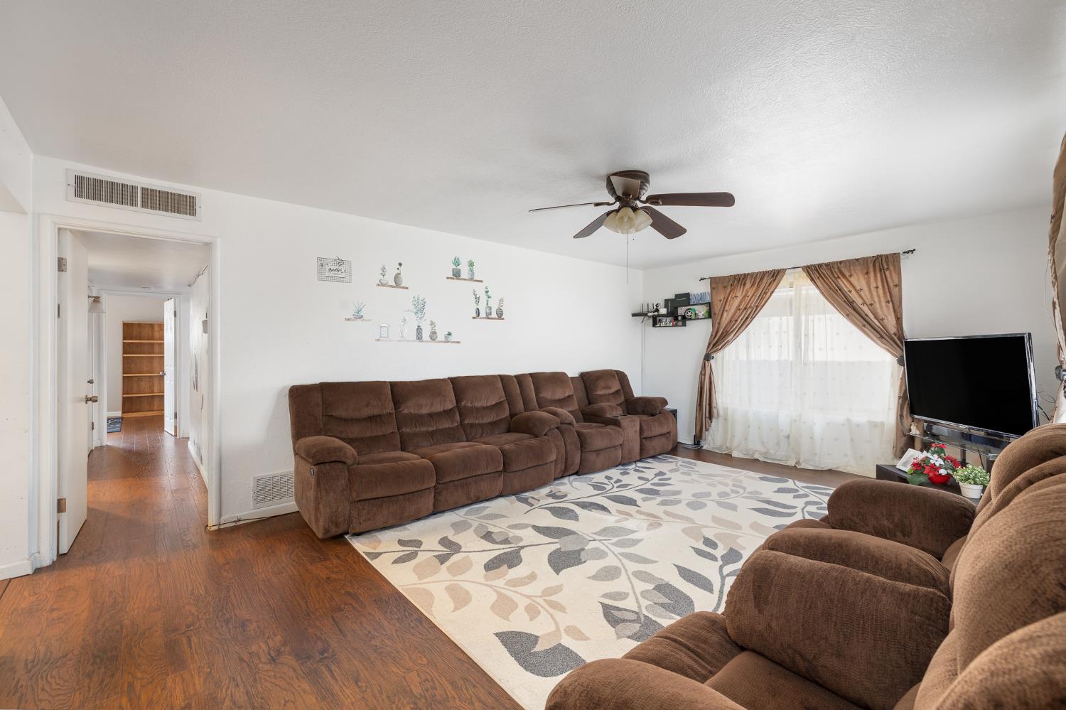 4683 N Angus St, Fresno, CA 93726