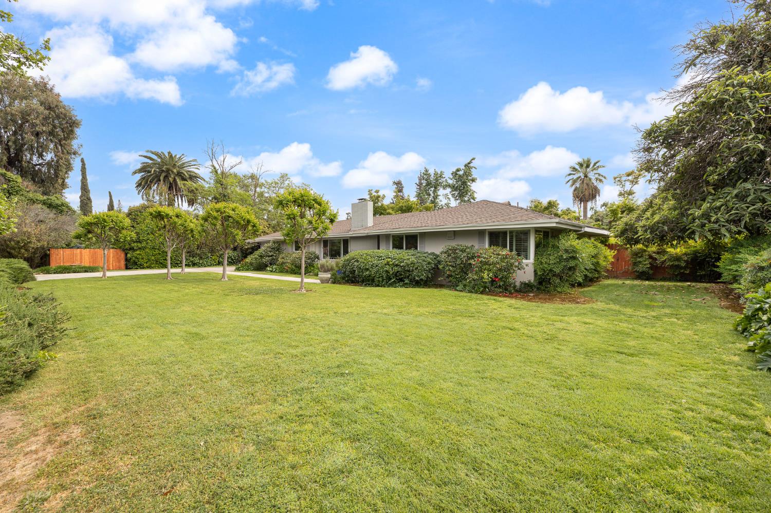 324 E Hampton Way, Fresno, CA 93704