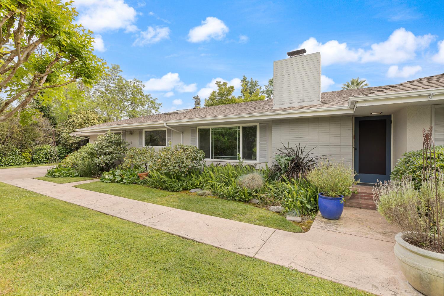 324 E Hampton Way, Fresno, CA 93704