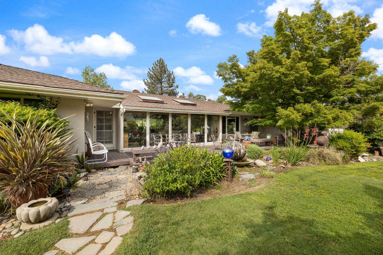 324 E Hampton Way, Fresno, CA 93704