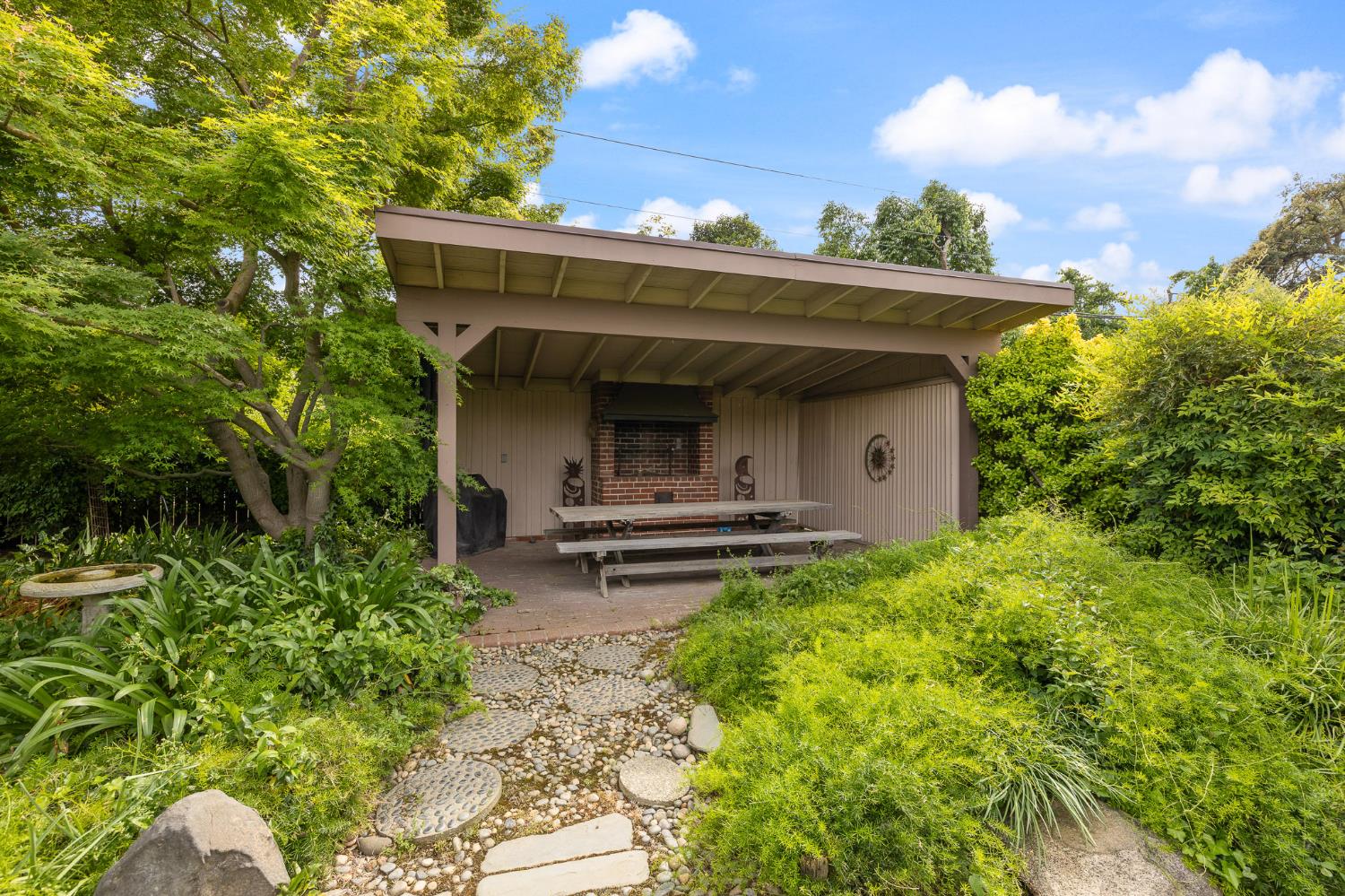 324 E Hampton Way, Fresno, CA 93704