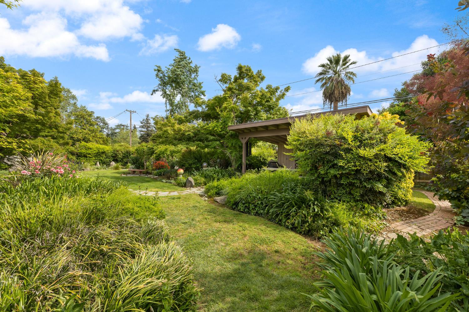 324 E Hampton Way, Fresno, CA 93704