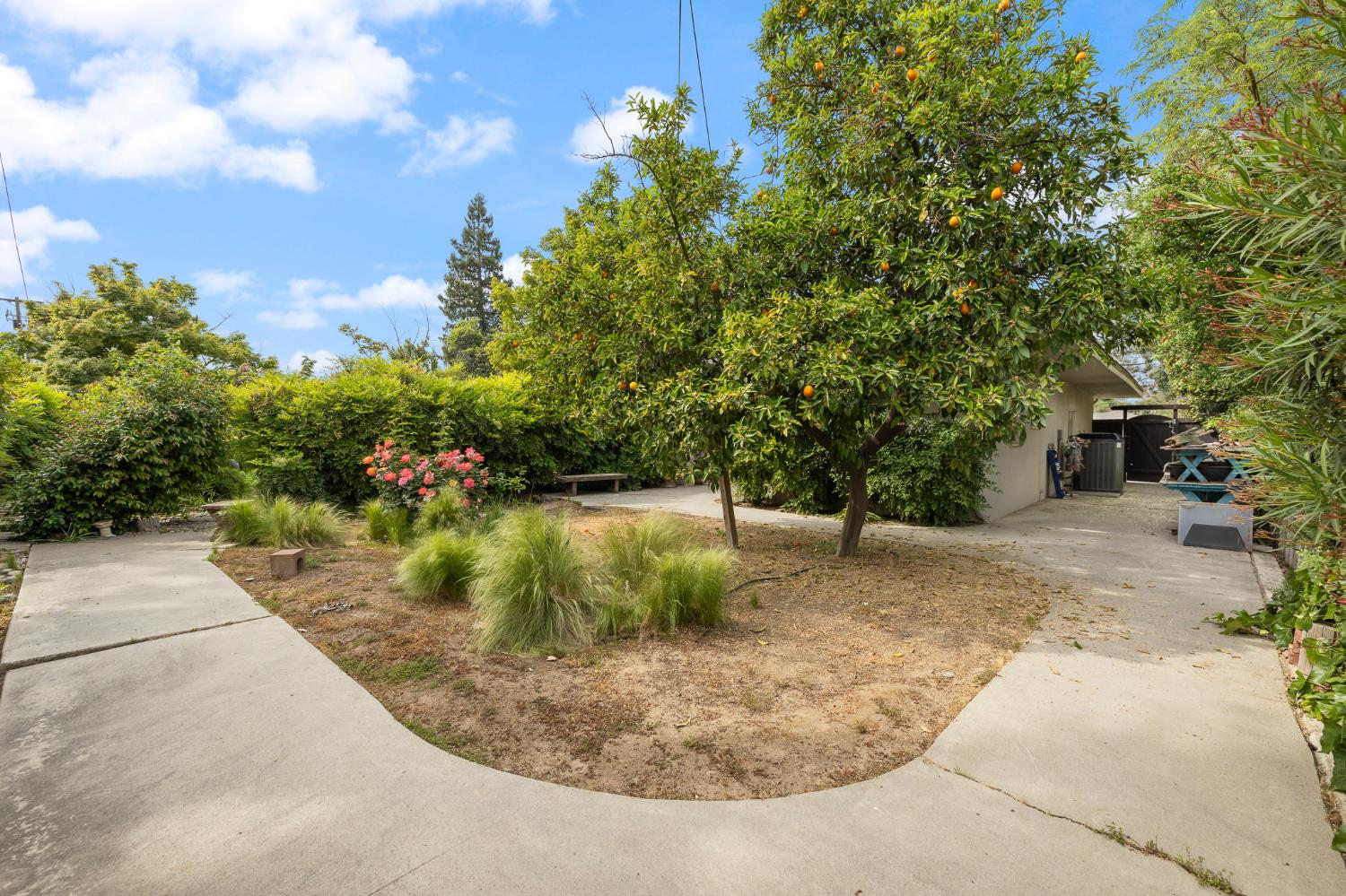 324 E Hampton Way, Fresno, CA 93704