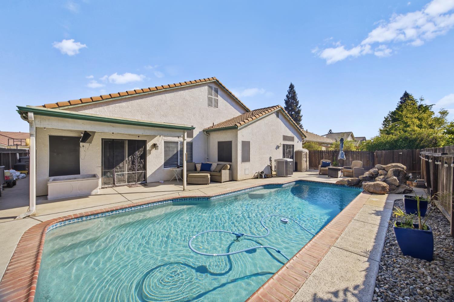 2271 E Niles Ave, Fresno, CA 93720