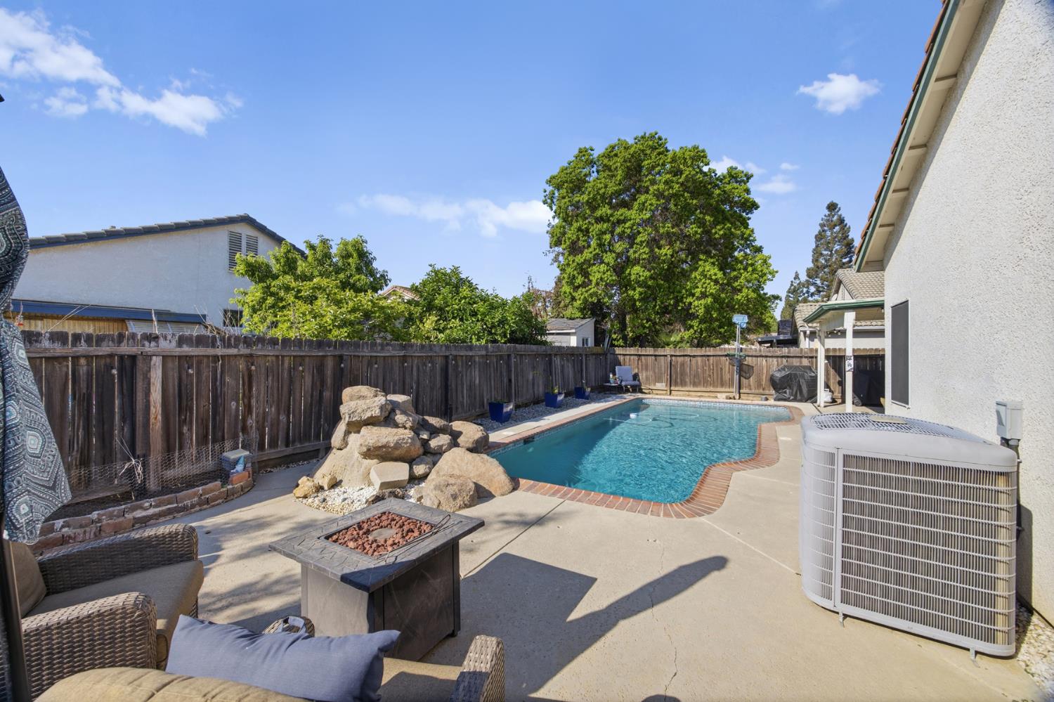 2271 E Niles Ave, Fresno, CA 93720