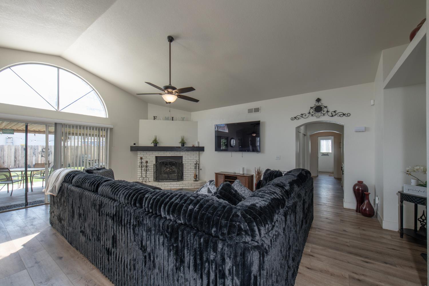 701 McArthur Ave, Clovis, CA 93611