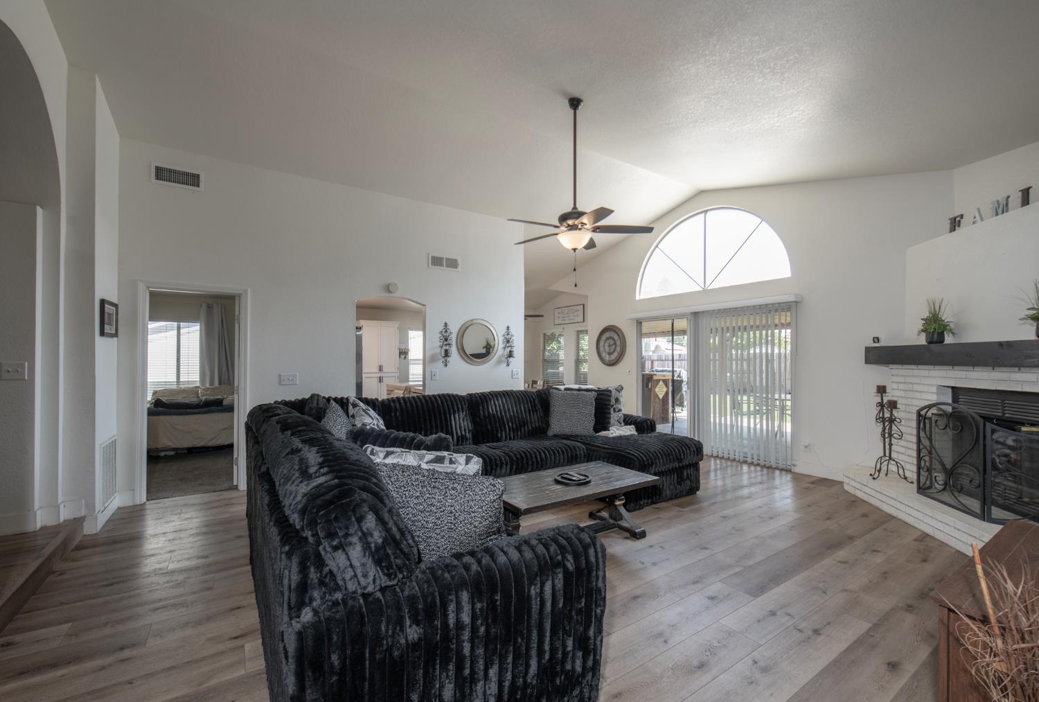 701 McArthur Ave, Clovis, CA 93611