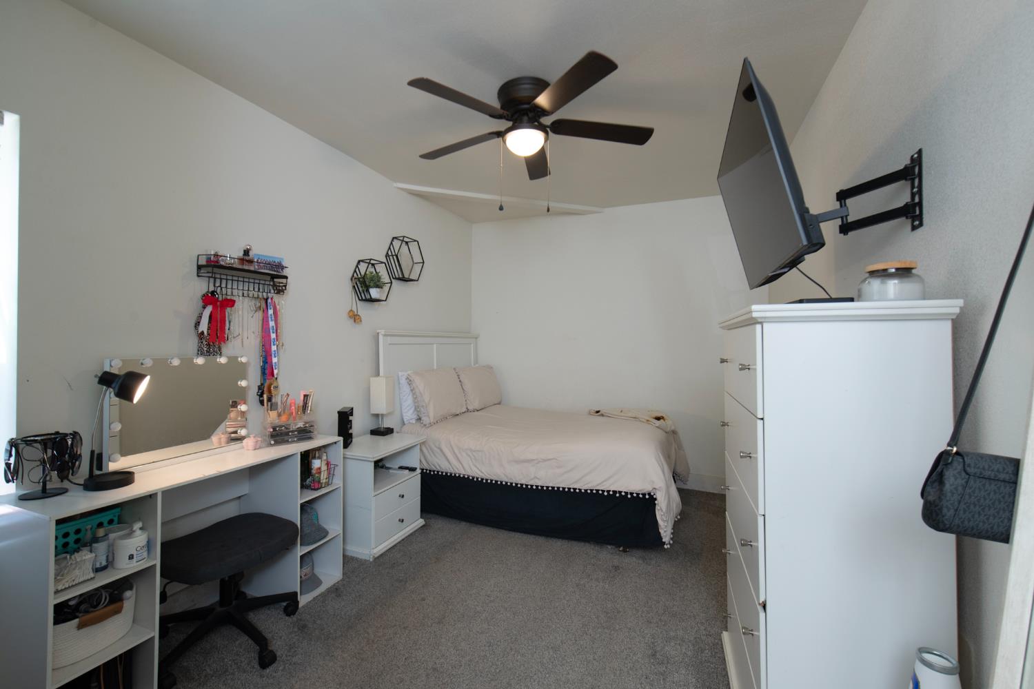 701 McArthur Ave, Clovis, CA 93611