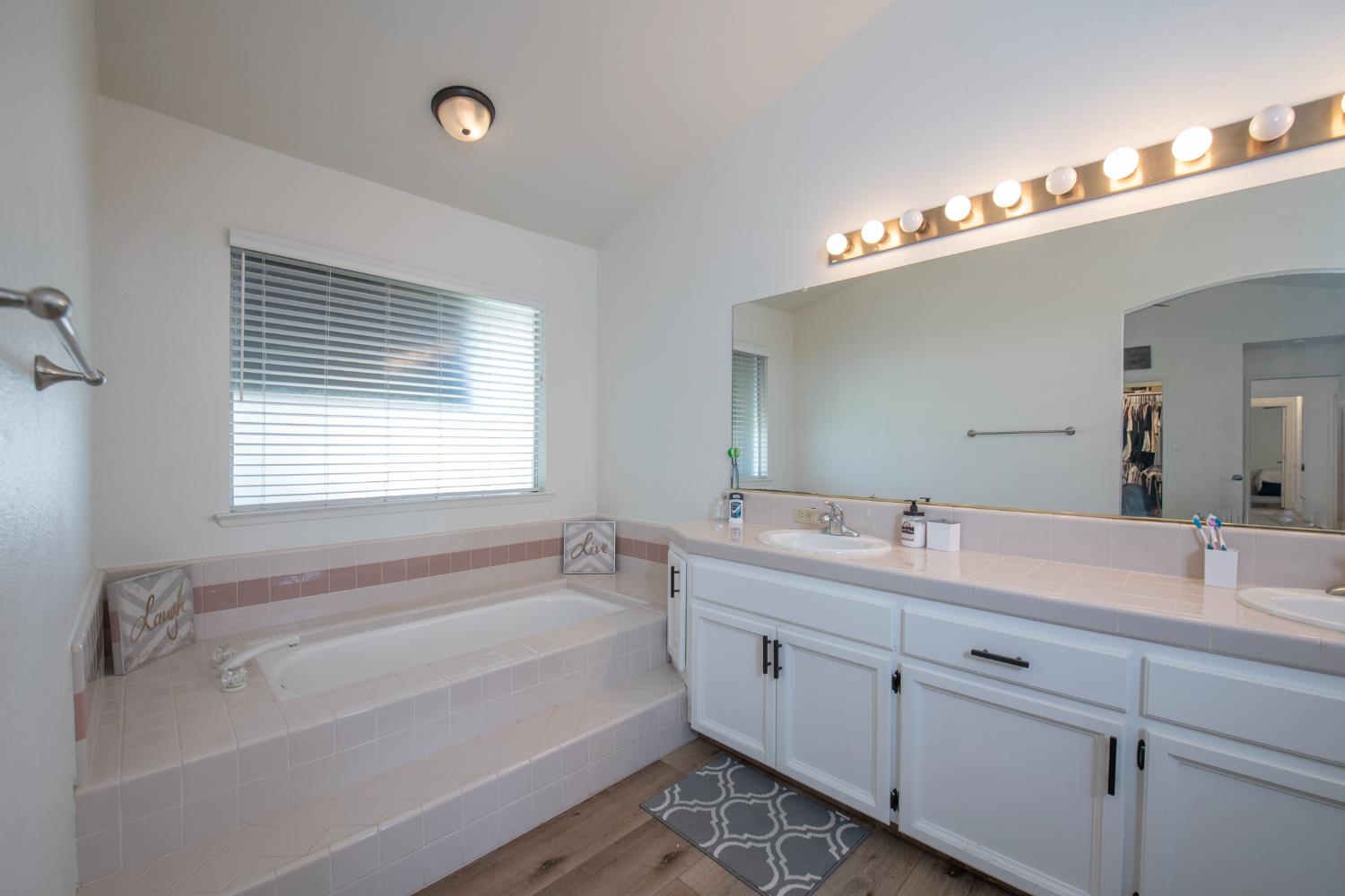 701 McArthur Ave, Clovis, CA 93611