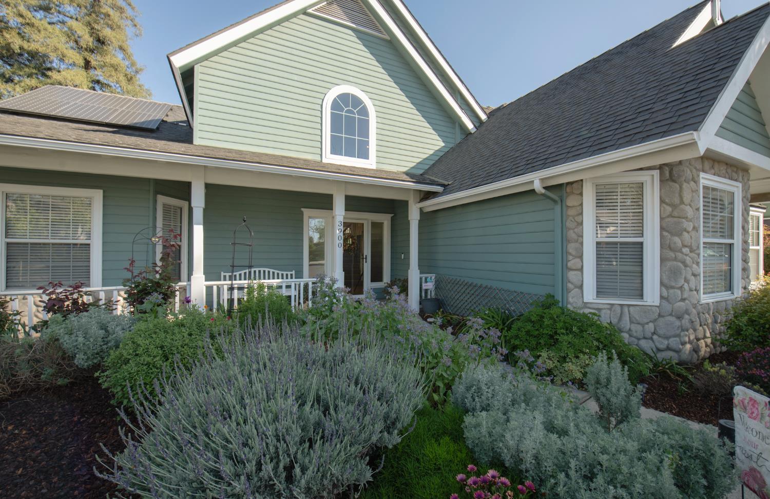 3900 W Allen Ct, Visalia, CA 93291