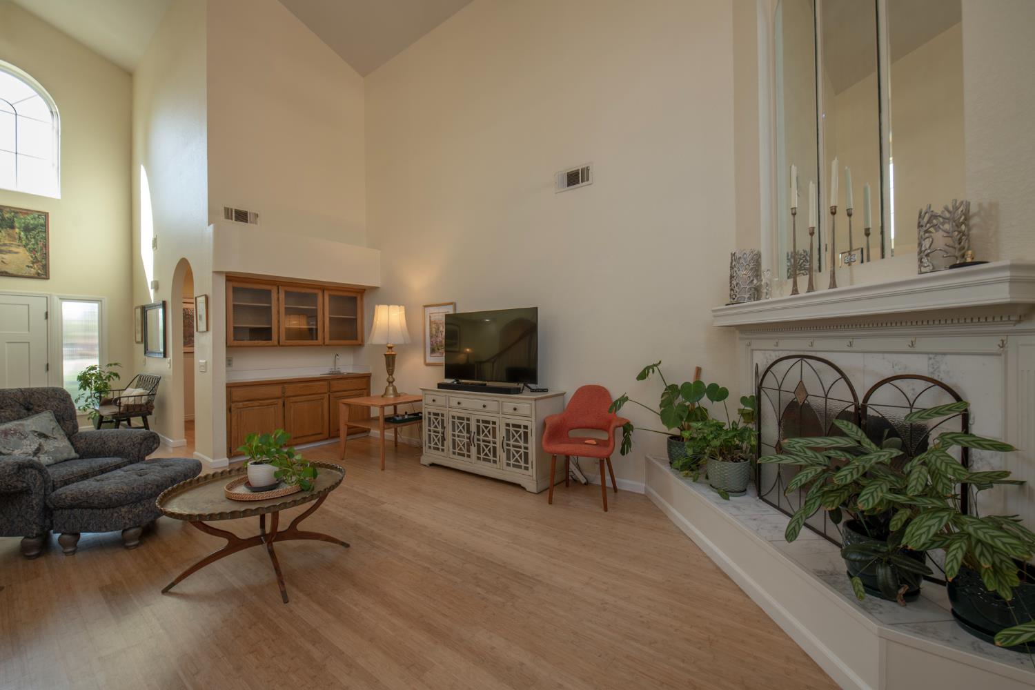 3900 W Allen Ct, Visalia, CA 93291