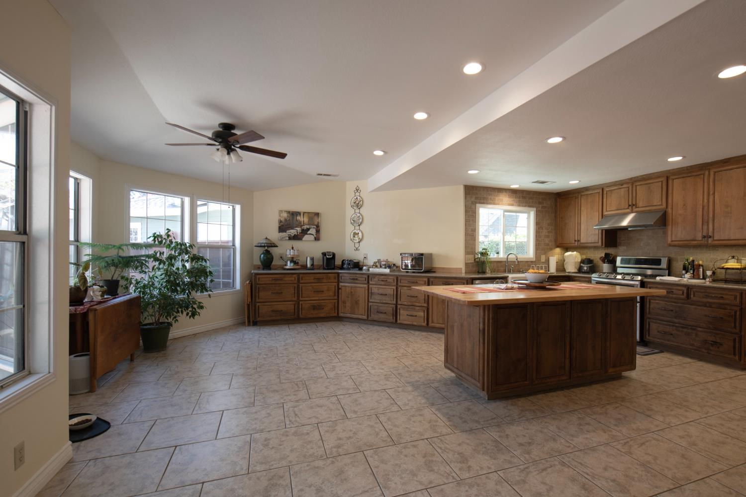 3900 W Allen Ct, Visalia, CA 93291