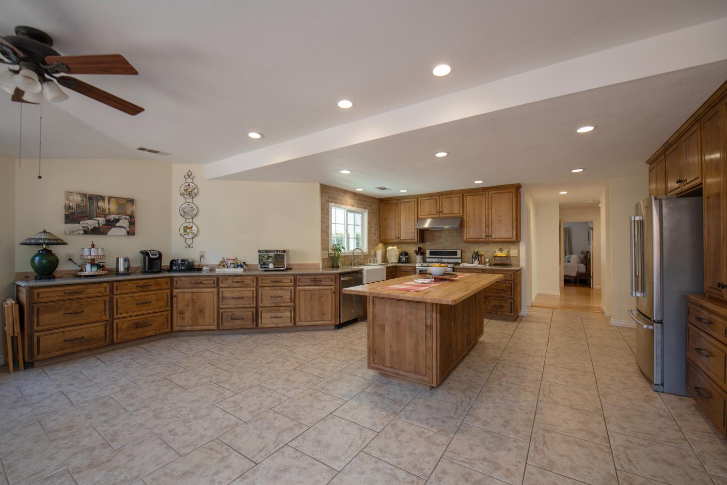 3900 W Allen Ct, Visalia, CA 93291