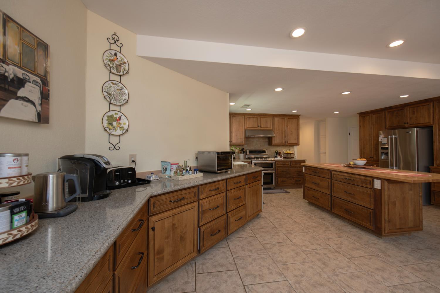 3900 W Allen Ct, Visalia, CA 93291