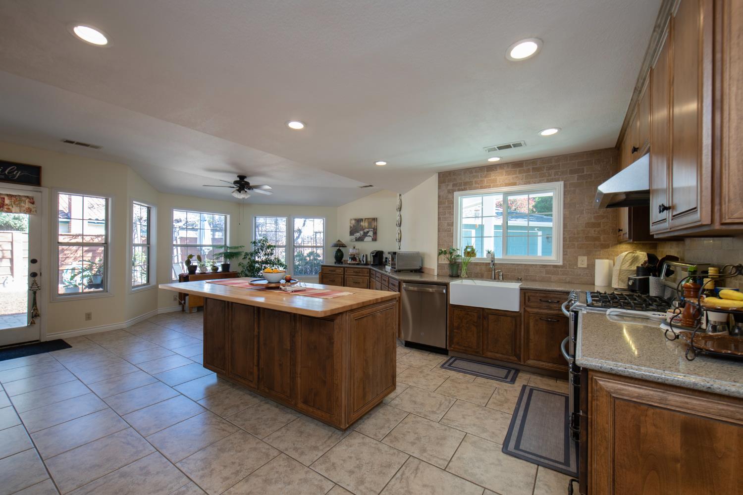 3900 W Allen Ct, Visalia, CA 93291