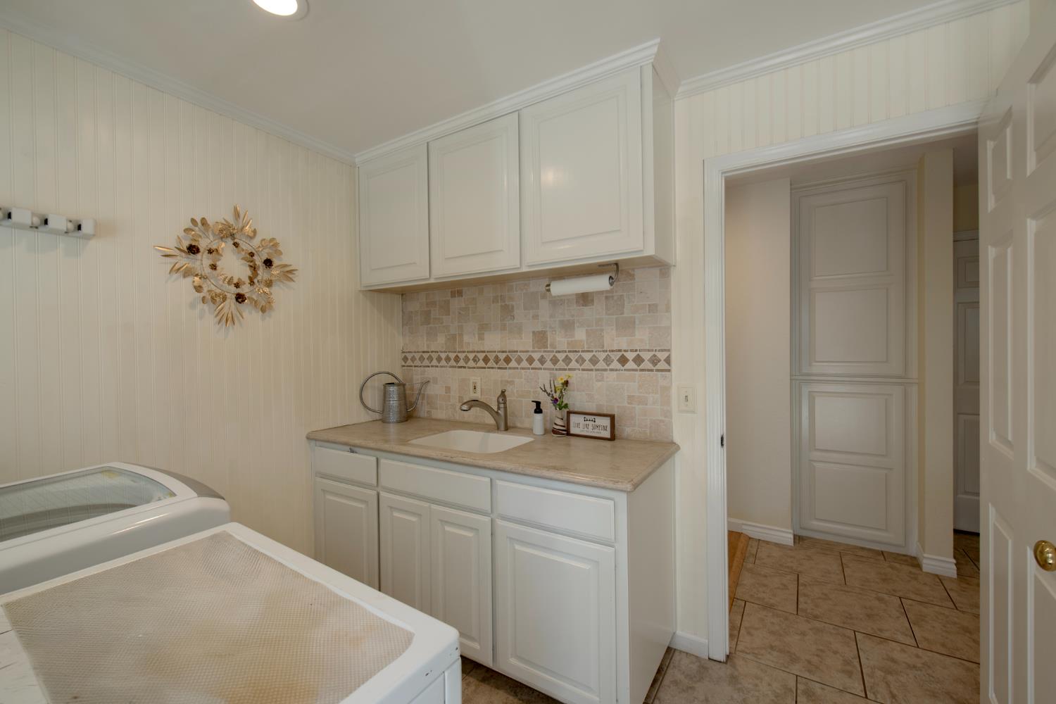 3900 W Allen Ct, Visalia, CA 93291