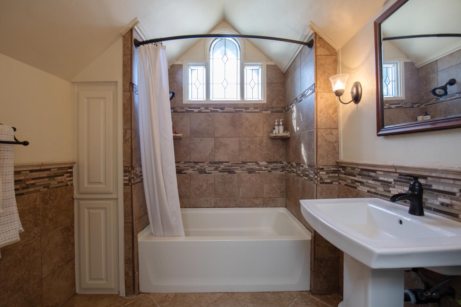 3900 W Allen Ct, Visalia, CA 93291