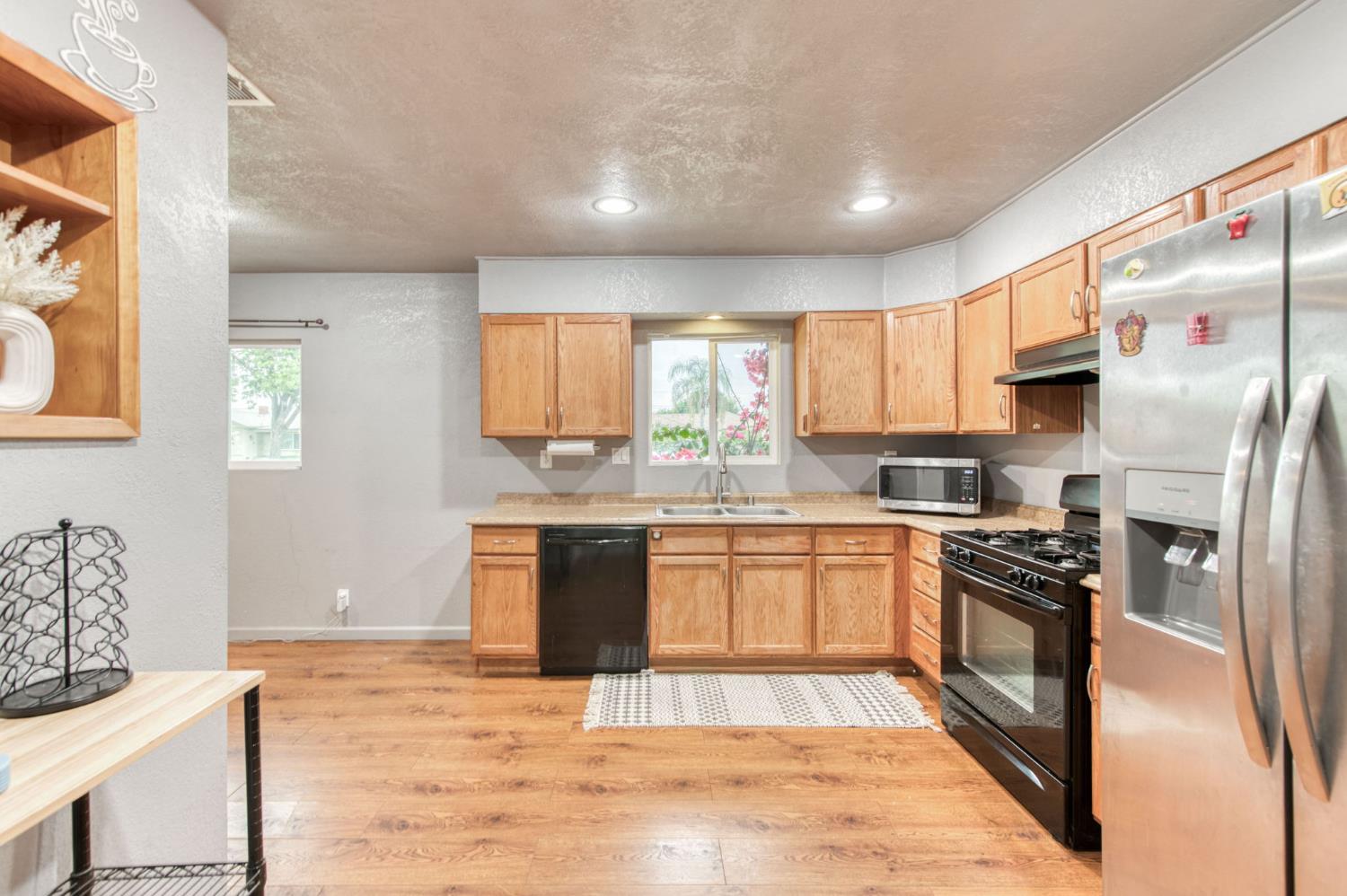 824 W Clinton Ave, Fresno, CA 93705