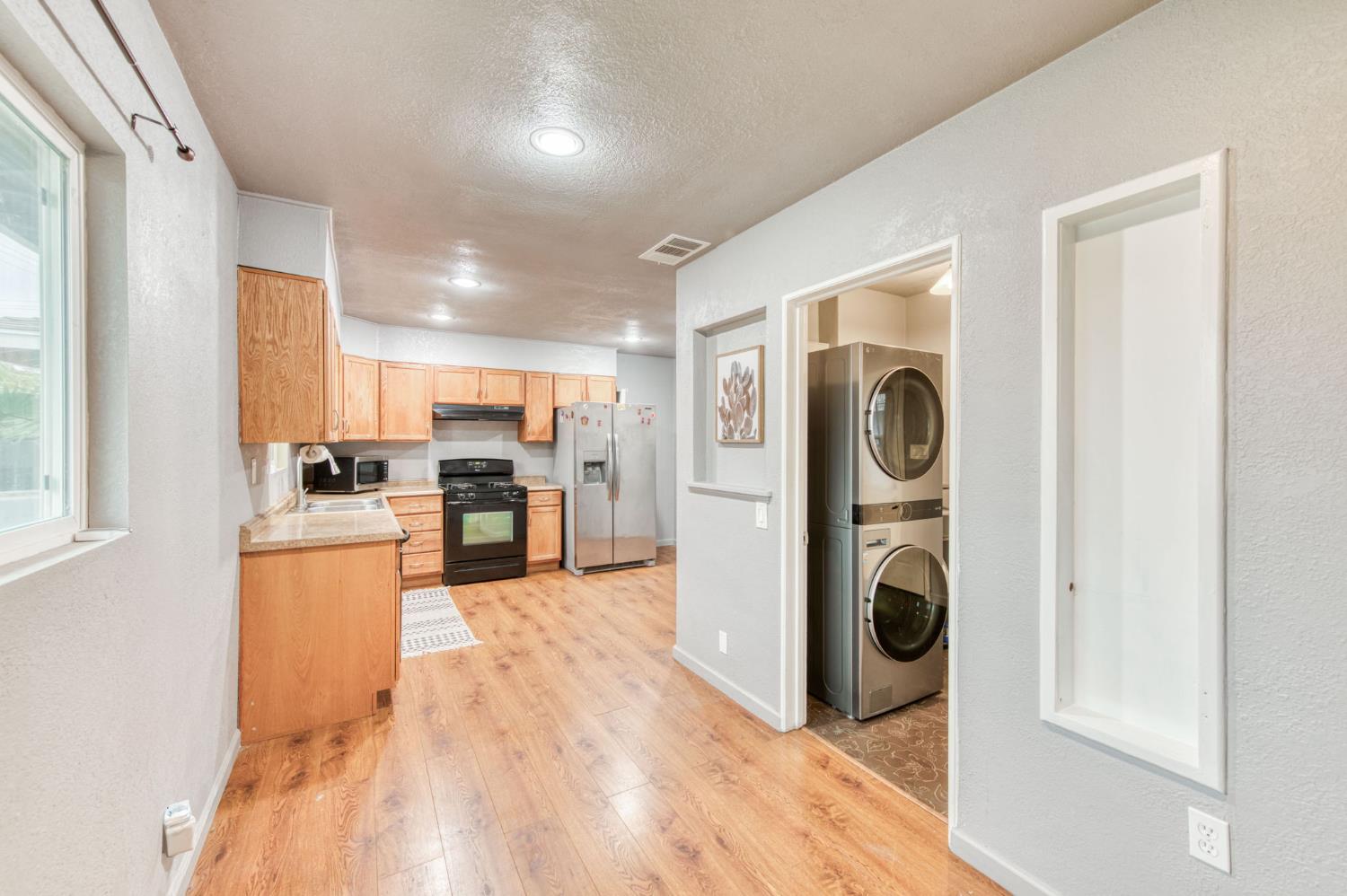 824 W Clinton Ave, Fresno, CA 93705