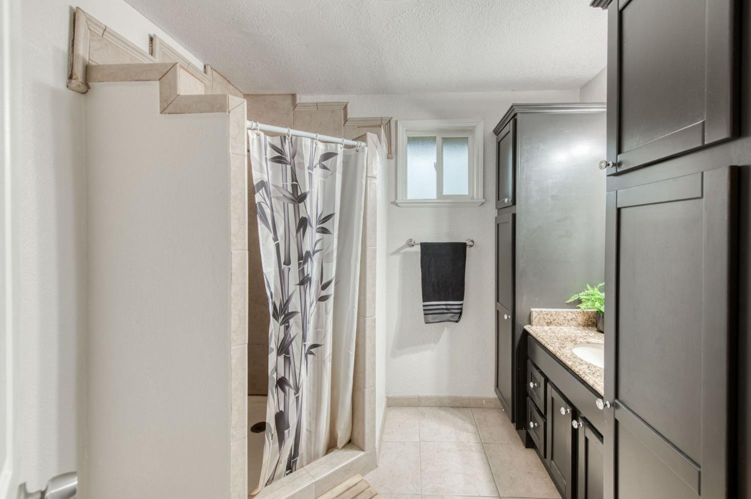 824 W Clinton Ave, Fresno, CA 93705