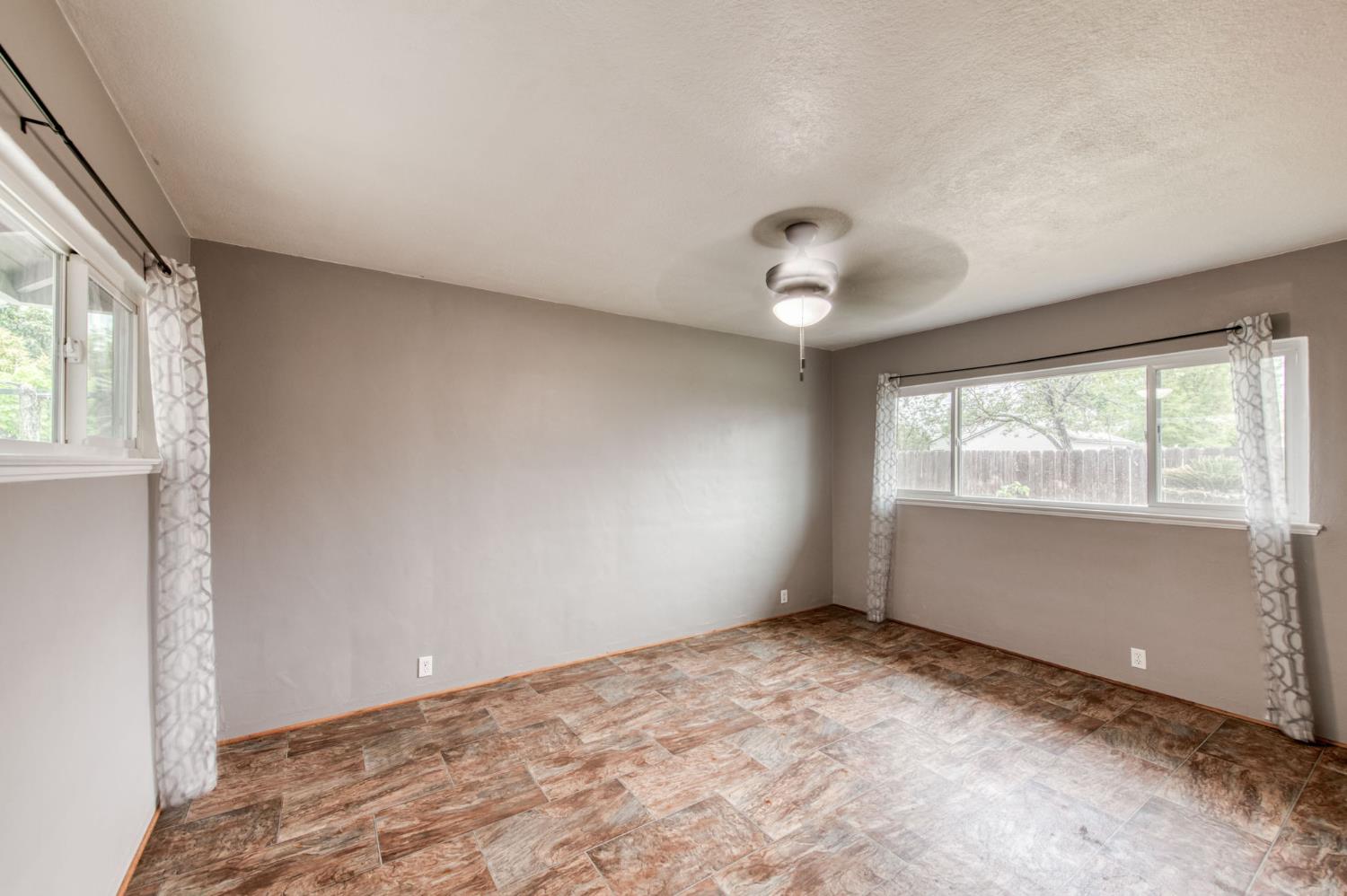 824 W Clinton Ave, Fresno, CA 93705