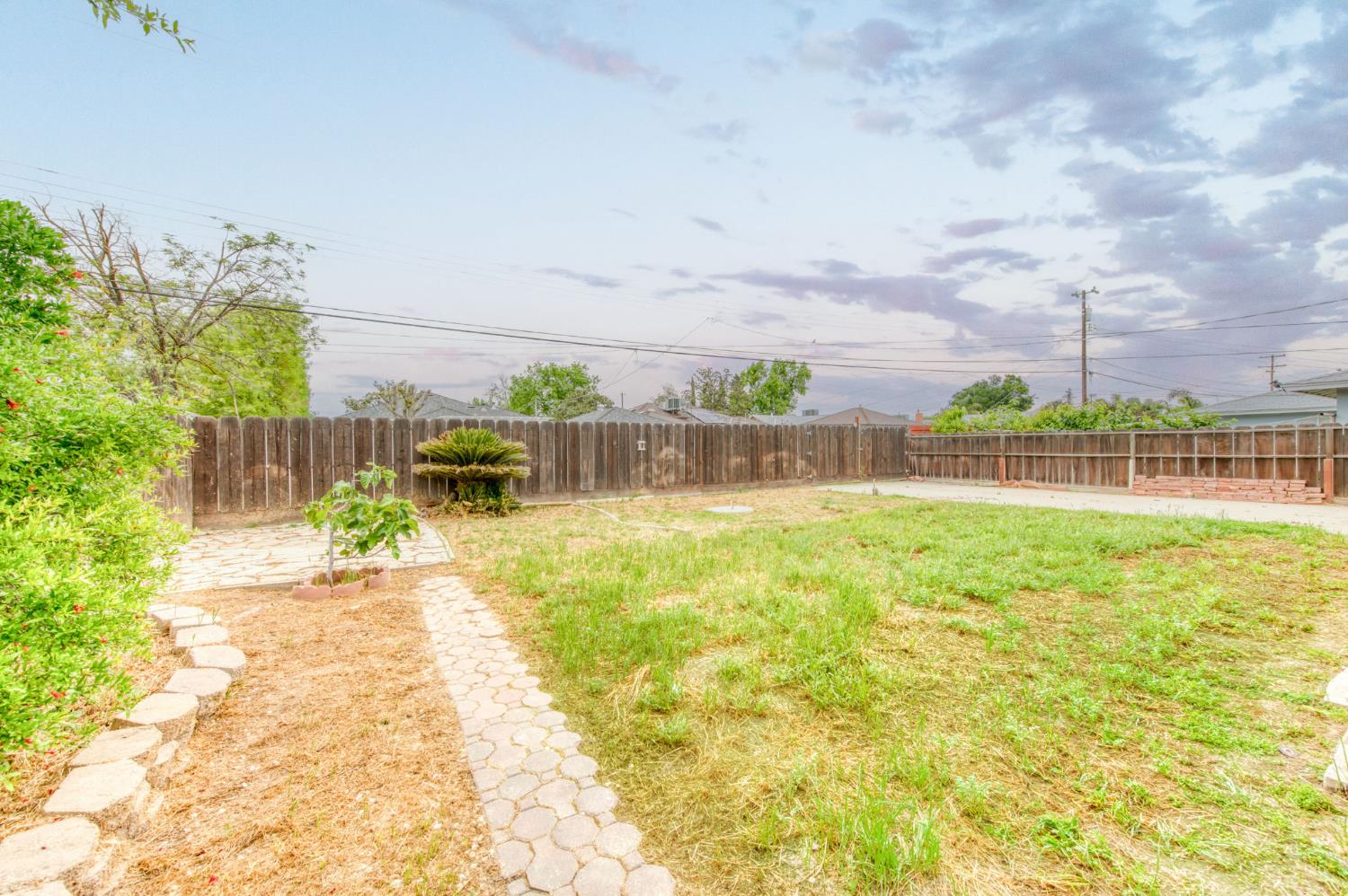 824 W Clinton Ave, Fresno, CA 93705