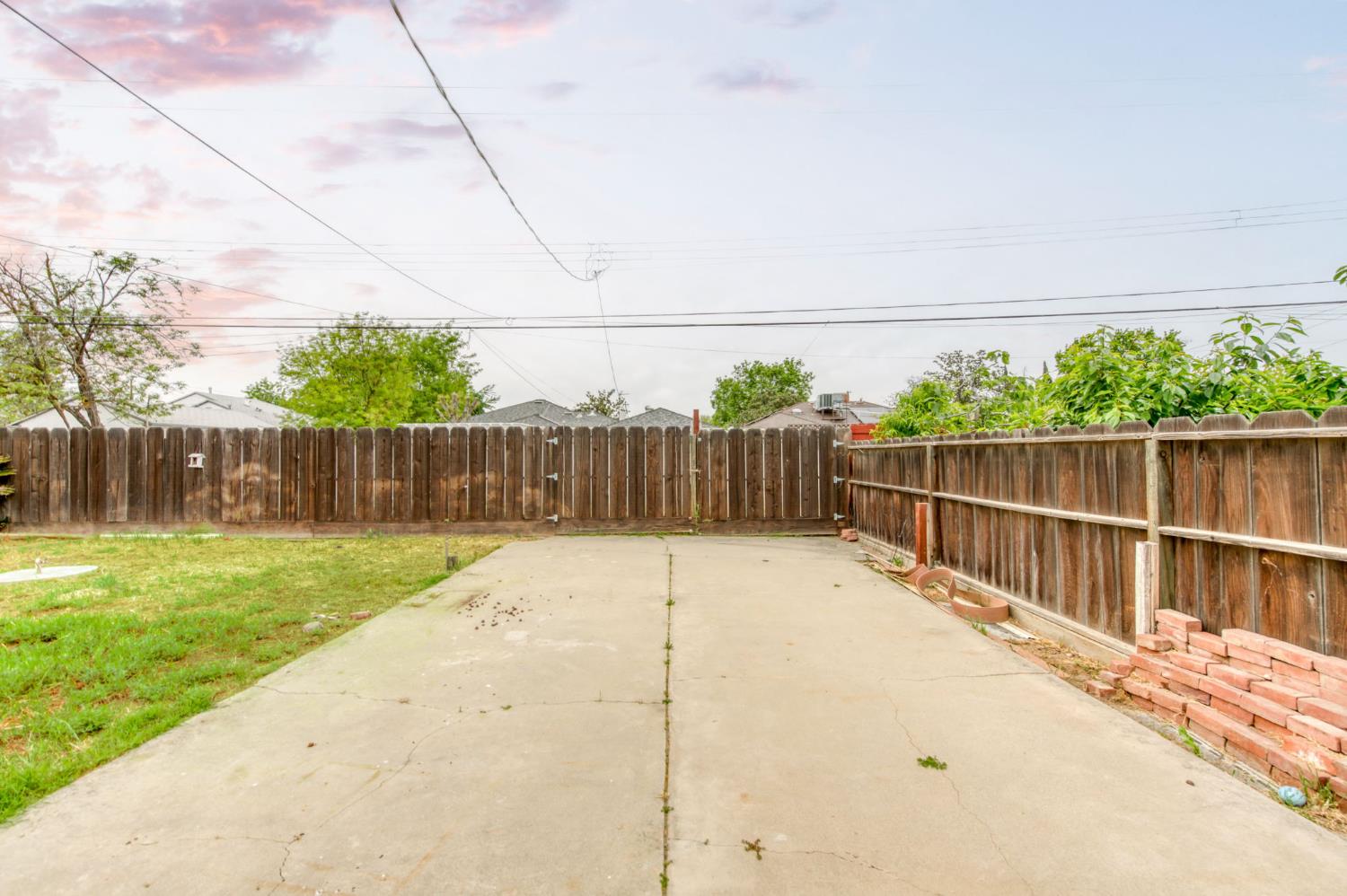 824 W Clinton Ave, Fresno, CA 93705