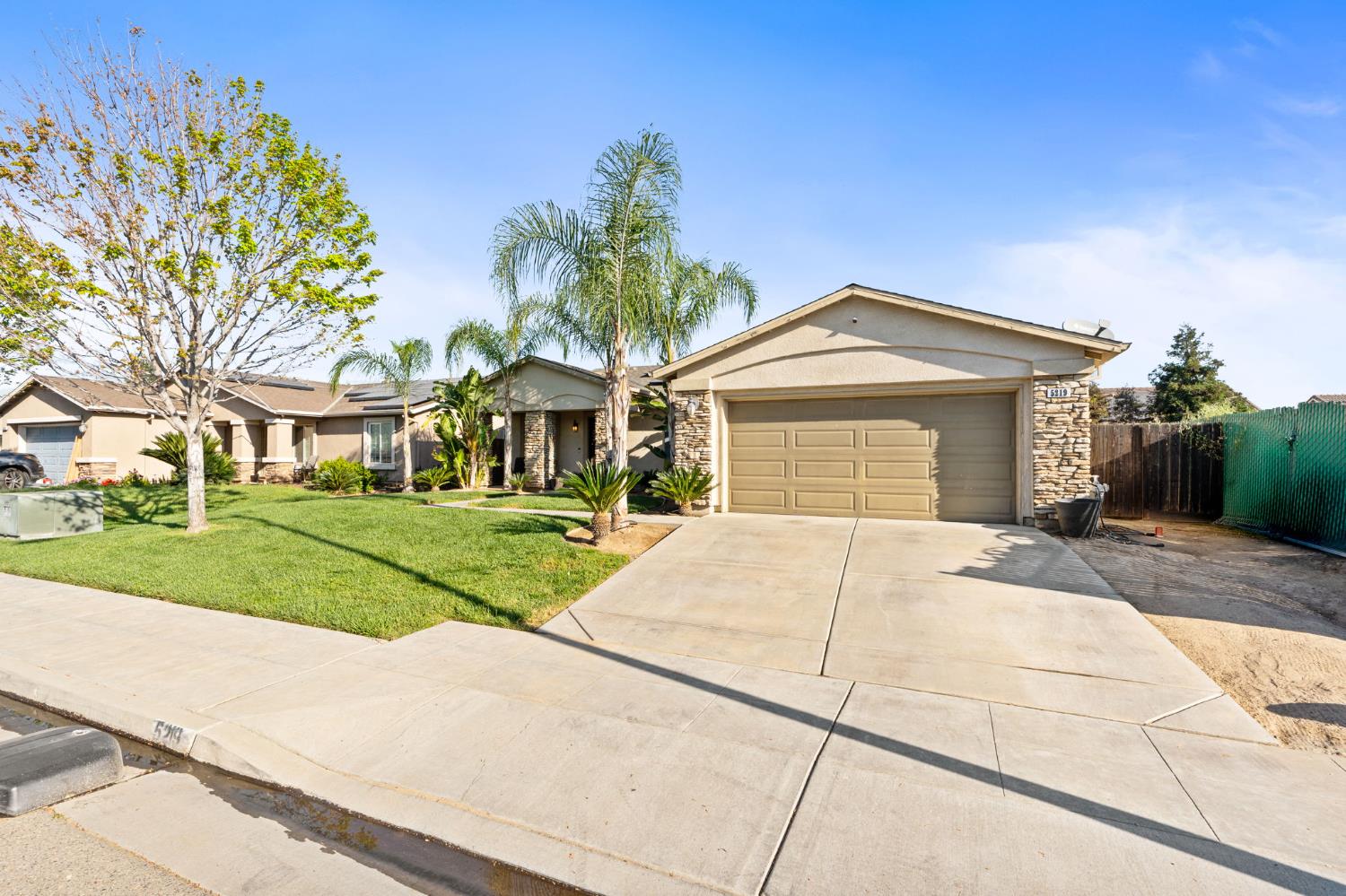 5219 E Garrett Ave, Fresno, CA 93725