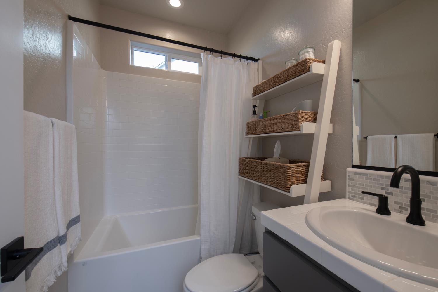 998 Ponderosa Way W, Madera, CA 93636